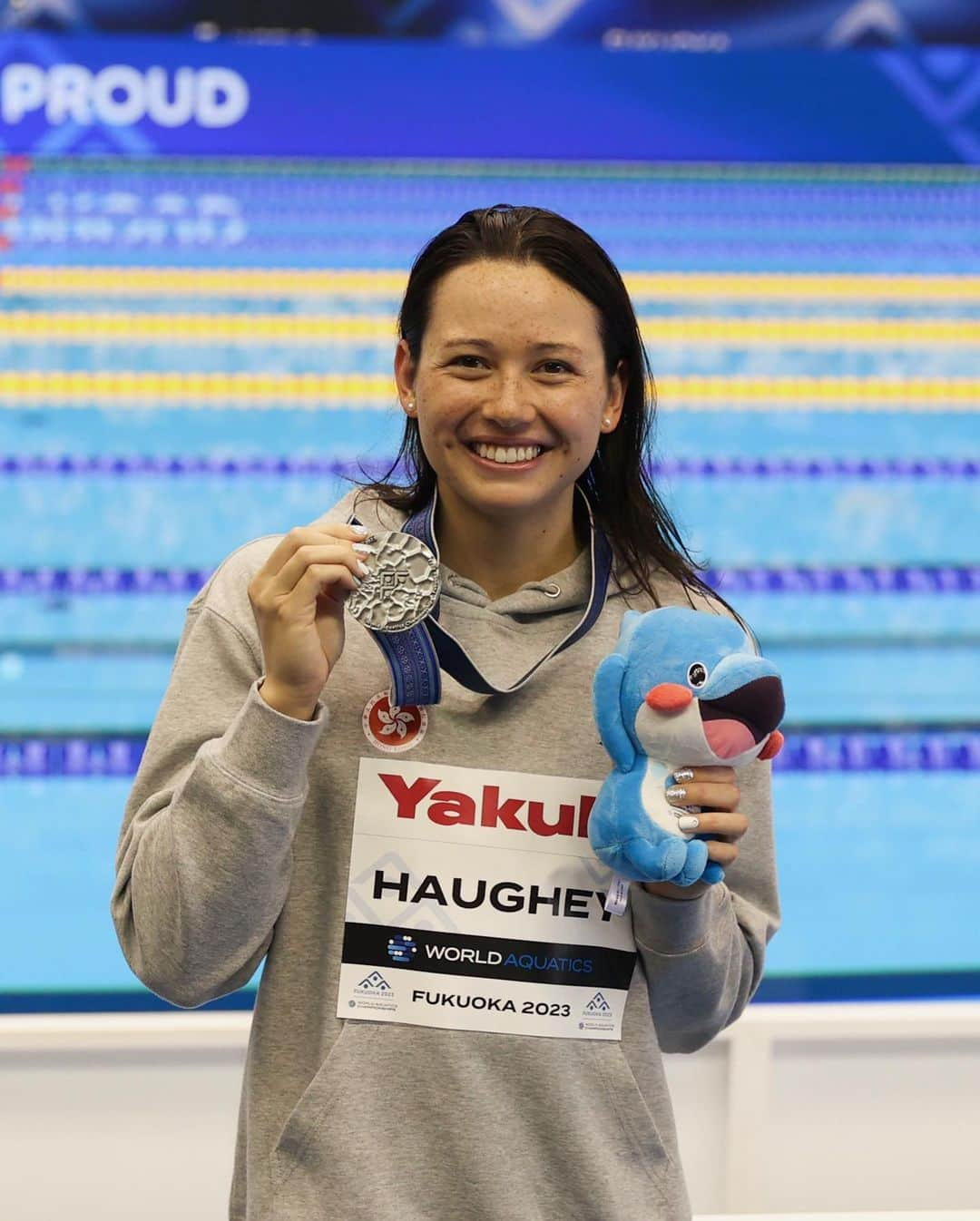 シボーン・バーナデット・ホーヒーのインスタグラム：「My first long course world champs medal 🥹🥹🥈 Really grateful for those who helped me refocus after my 200 free 🫶🏻  Fun fact: exactly two years ago today I won my first silver medal at the Tokyo Olympics! Japan seems to be my land of silver 😂  📷: @nichoyyk @01sports」