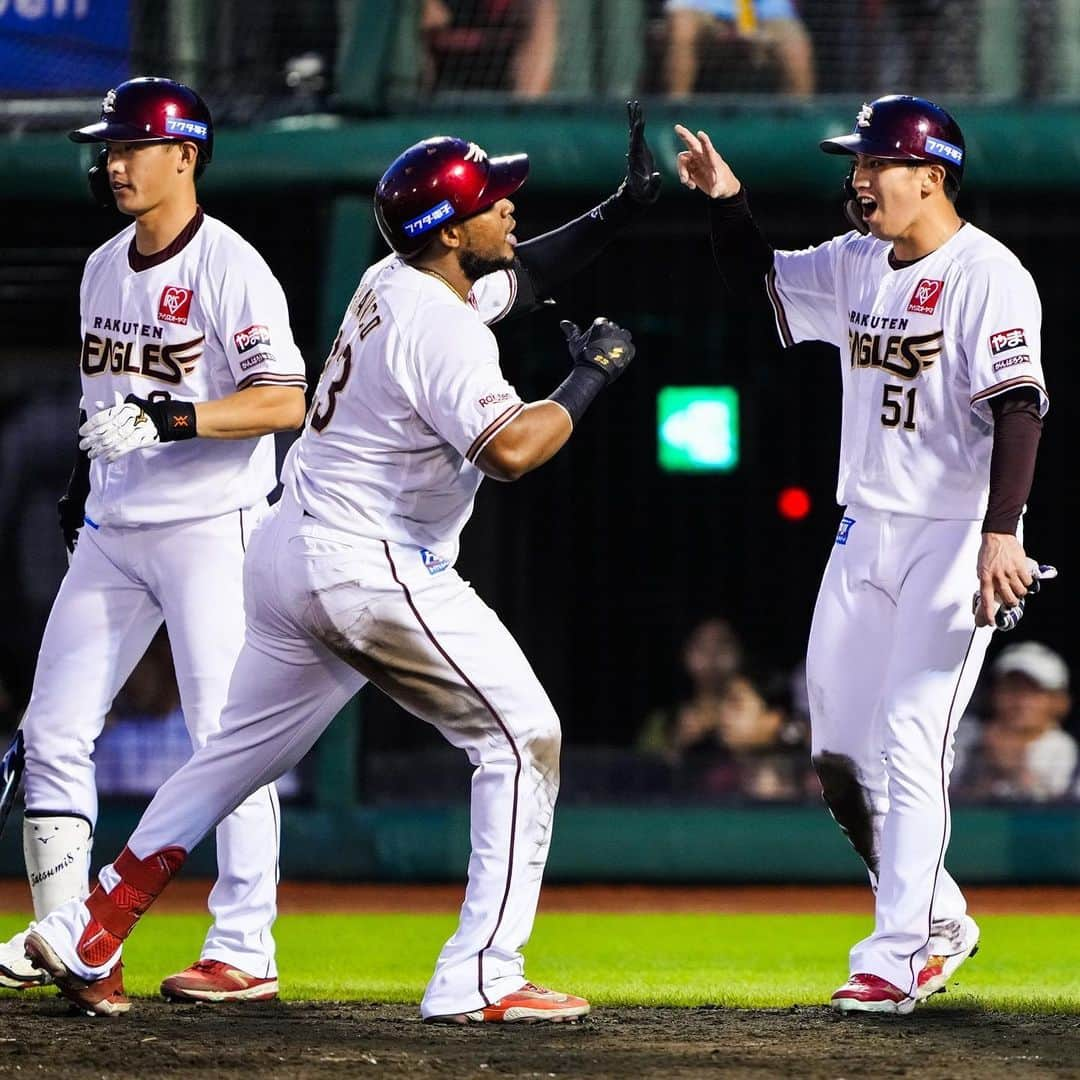 東北楽天ゴールデンイーグルスさんのインスタグラム写真 - (東北楽天ゴールデンイーグルスInstagram)「⚾️  ⚾️E 5-1 L⚾️ 岸選手が7回109球5安打無失点6奪三振の好投で4勝目‼️✨ 打線は4回に一挙5得点でしっかり援護💪🏼 フランコ選手が先制の8号3ラン🔥🔥 さらにチャンスを作ると村林選手が2点タイムリー2ベース✌🏼 投げては2番手の渡辺翔太選手が2奪三振で1回無失点💯  #鷲が掴む #rakuteneagles #岸孝之 #村林一輝  #炭谷銀仁朗 #マイケルフランコ #渡辺翔太 #西川遥輝」7月28日 21時57分 - rakuten_eagles