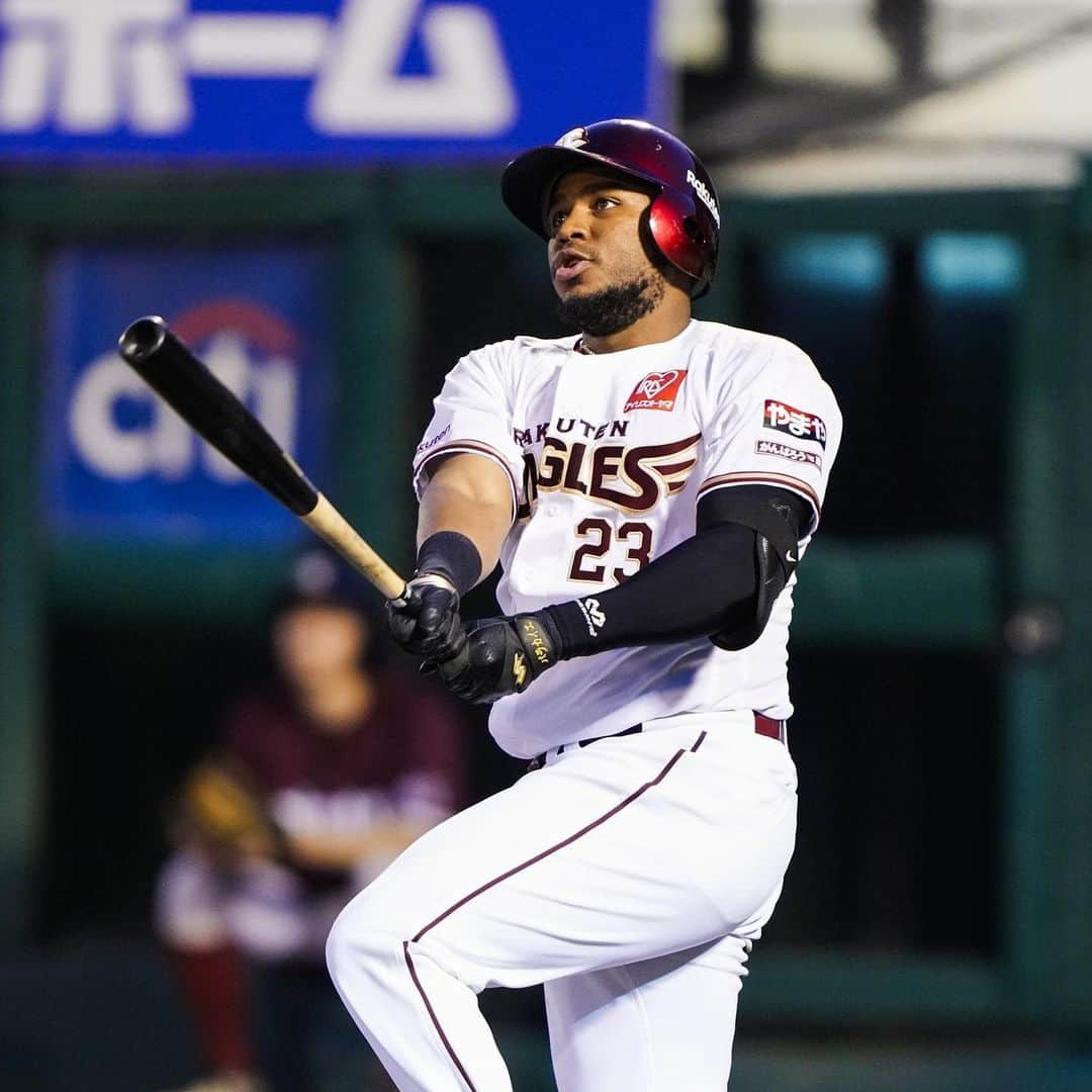 東北楽天ゴールデンイーグルスさんのインスタグラム写真 - (東北楽天ゴールデンイーグルスInstagram)「⚾️  ⚾️E 5-1 L⚾️ 岸選手が7回109球5安打無失点6奪三振の好投で4勝目‼️✨ 打線は4回に一挙5得点でしっかり援護💪🏼 フランコ選手が先制の8号3ラン🔥🔥 さらにチャンスを作ると村林選手が2点タイムリー2ベース✌🏼 投げては2番手の渡辺翔太選手が2奪三振で1回無失点💯  #鷲が掴む #rakuteneagles #岸孝之 #村林一輝  #炭谷銀仁朗 #マイケルフランコ #渡辺翔太 #西川遥輝」7月28日 21時57分 - rakuten_eagles