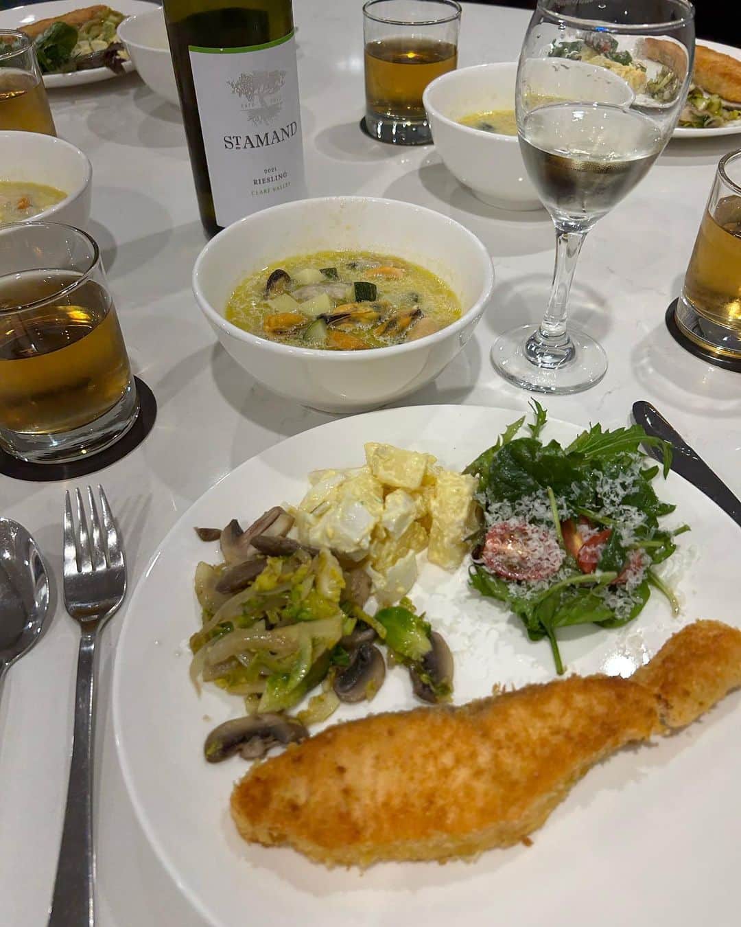 中岡由佳さんのインスタグラム写真 - (中岡由佳Instagram)「❇︎ ディナーはキッチンで料理。サーモンのコトレッタとムール貝のクラムチャウダーにサラダとワインで最高の食卓🍽️✨食後はHAIGH'S chocolateで買ったオーストラリアのチョコをひとかけら🍫 #cooking  #dinner  #salmon  #cotoletta #mussels #clamchowder #chef  #haighschocolates  #sydney  #australia」7月28日 22時08分 - yuka_nakaoka