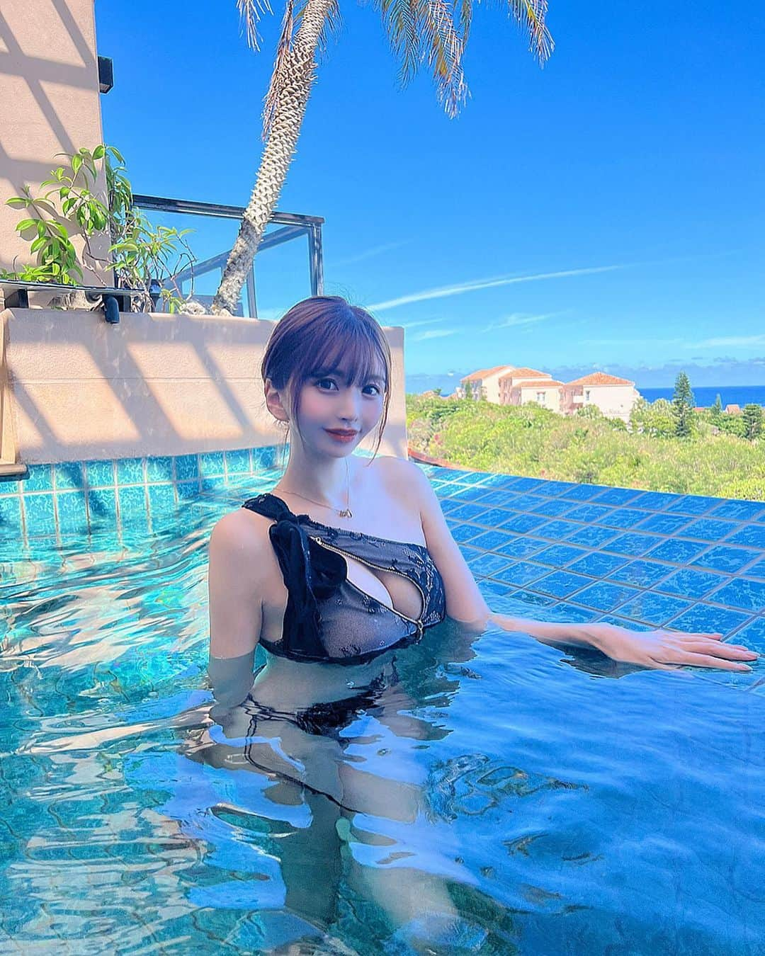 愛川みれいのインスタグラム：「☀️👙🌺🏝️🍉  五感を感じられるって本当に幸せだよね💗  五感の刺激を統合する事で 「感性」も磨かれるんだって💎✨  みんなは感じてる？👼🌈💕  #沖縄#宮古島#シギラベイサイドスイートアラマンダ  #プール#プール付きホテル#hotel #五感を刺激#統合#感性#愛川みれい」