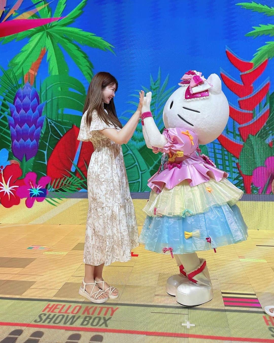 ayaさんのインスタグラム写真 - (ayaInstagram)「【淡路島ハローキティショーボックス🍎】 ⁡ 久しぶりにHELLO KITTY SHOW BOXへ キティちゃんに会いに行ってきたよ✨🥰 ⁡ @hellokittyshowbox_applehouse  ⁡ こちらでは美味しい『ヴィーガン料理』をいただきながら 目の前でキティちゃんがトランペットを吹く 本格的なジャズバンドショーが楽しめるの🎺💕 ⁡ ●ランチプランは11:00～13:00 ●カフェプラン（2部制） 14：00～／15：30～だよ♡ ⁡ お子さまも大人も楽しめること間違いなし🙆‍♀️ ⁡ バースデープランも事前予約で可能なので ぜひ大切な日に行ってみてね🎂🎉  昔サンリオカフェでバイトしてたぐらい サンリオ大好きだから嬉しかったな〜💓☺️ ⁡ また淡路島におでかけする時に行こうっと🏝️🚗 ⁡ 📍 兵庫県淡路市野島平林177-5  #ハローキティ#ハローキティショーボックス #キティちゃん #キティ#hellokitty #淡路島#淡路島観光 #淡路島グルメ #淡路島カフェ #淡路島ランチ #淡路島旅行 #淡路島ドライブ」7月28日 22時00分 - aya.v_v.ka