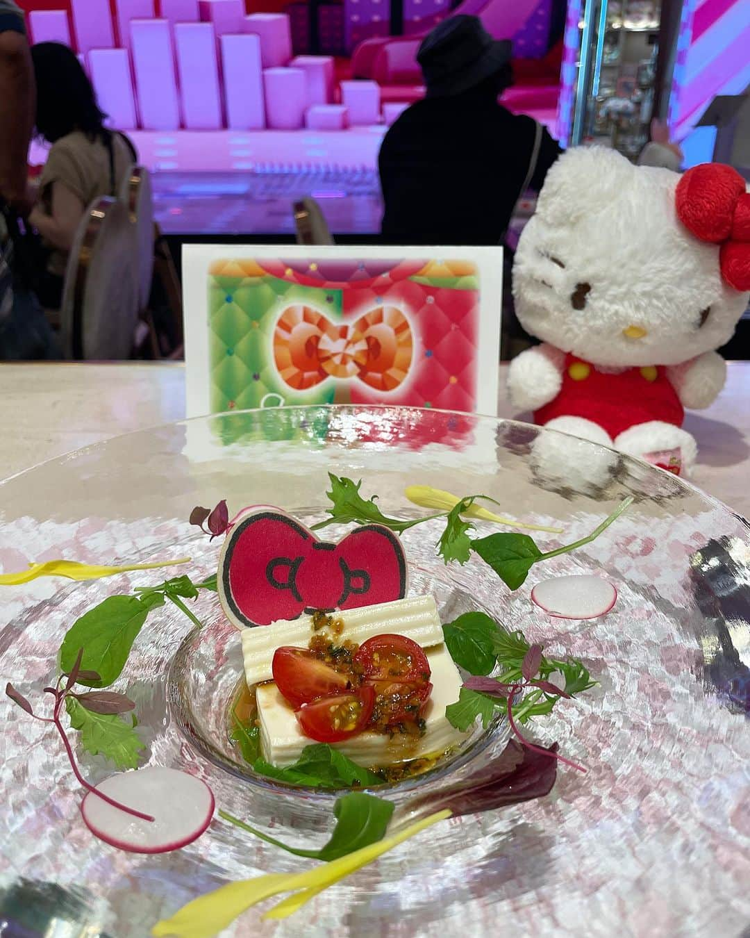 ayaさんのインスタグラム写真 - (ayaInstagram)「【淡路島ハローキティショーボックス🍎】 ⁡ 久しぶりにHELLO KITTY SHOW BOXへ キティちゃんに会いに行ってきたよ✨🥰 ⁡ @hellokittyshowbox_applehouse  ⁡ こちらでは美味しい『ヴィーガン料理』をいただきながら 目の前でキティちゃんがトランペットを吹く 本格的なジャズバンドショーが楽しめるの🎺💕 ⁡ ●ランチプランは11:00～13:00 ●カフェプラン（2部制） 14：00～／15：30～だよ♡ ⁡ お子さまも大人も楽しめること間違いなし🙆‍♀️ ⁡ バースデープランも事前予約で可能なので ぜひ大切な日に行ってみてね🎂🎉  昔サンリオカフェでバイトしてたぐらい サンリオ大好きだから嬉しかったな〜💓☺️ ⁡ また淡路島におでかけする時に行こうっと🏝️🚗 ⁡ 📍 兵庫県淡路市野島平林177-5  #ハローキティ#ハローキティショーボックス #キティちゃん #キティ#hellokitty #淡路島#淡路島観光 #淡路島グルメ #淡路島カフェ #淡路島ランチ #淡路島旅行 #淡路島ドライブ」7月28日 22時00分 - aya.v_v.ka