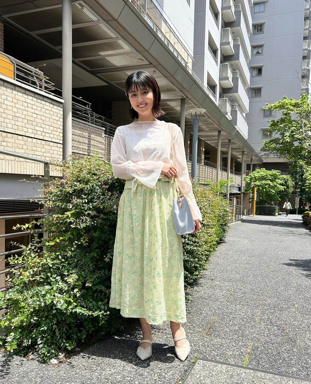 渋谷飛鳥のインスタグラム：「ウワサのお客さま！ ご視聴ありがとうございました❤️  ヘアアクセサリーと イヤリングは　#DAISO です🥰 プロのメイクさんやスタイリストさんにも 「これ100均？！」とびっくりされます  他のお客様に 背後から声をかけたの 怪しすぎて自分で引きました😂  でも100均にいると たまにおじいちゃんとかに 「これいいの？」とか 話しかけられたりするんですよね… 100均あるある？  ある店員さんは 新商品入荷情報とかそっと教えてくれる😂  スタジオで盛り上がってくださってて嬉しかったーーー！！ サンドさん川島さん ゲストの皆さん ありがとうございます！！ 😭😭😭  スタッフの皆さんもね いつも凄く素敵なリアクションで100均の話ずっと聞いてくれるので 本当に大好きな番組です！！  せっかくなので 明日から少し 100均投稿増やしてみようかなと思います🥰  ※3枚目の写真は、例のアレです めっちゃ凄くない？くまの毛並みまで見えるのよ！！  #ウワサのお客さま  #100均クイーン」