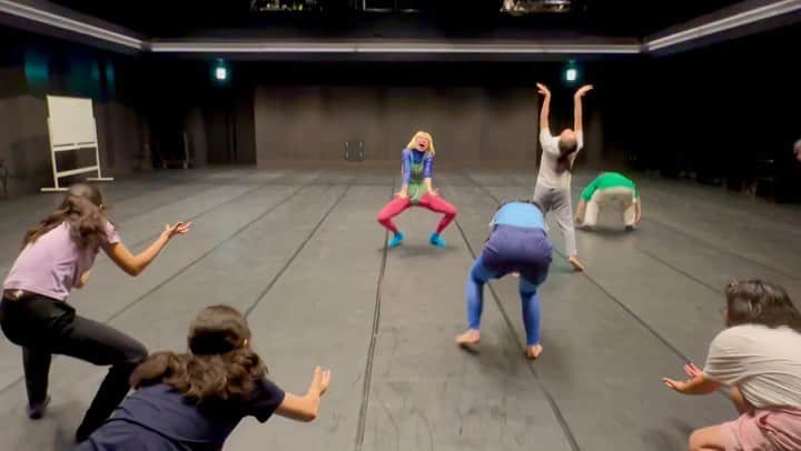 アオイヤマダのインスタグラム：「🎃　#劇場の学校  大きなカボチャを持ち上げる練習(熱血) Practice of lift up huge pumpkins. (アオイヤマダ解放ワークショップより/AoiYamada WS one scene)  @rohmtheatrekyoto」