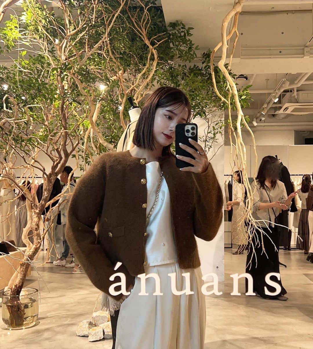 青野未来 / MikuAonoのインスタグラム：「. . 弾丸東京が決まったので @anuans.official の展示会にいけた🥹🙌 今もどれをオーダーするか 永遠に悩んでる🫣🤍  なんとなく今年はブラウンに目が🐻🤎 (とか言いながらモノトーンばっかり着てる気もしてる🫣ww) . . #anuans #anuans_2023aw  #関西ママ#ママコーデ」