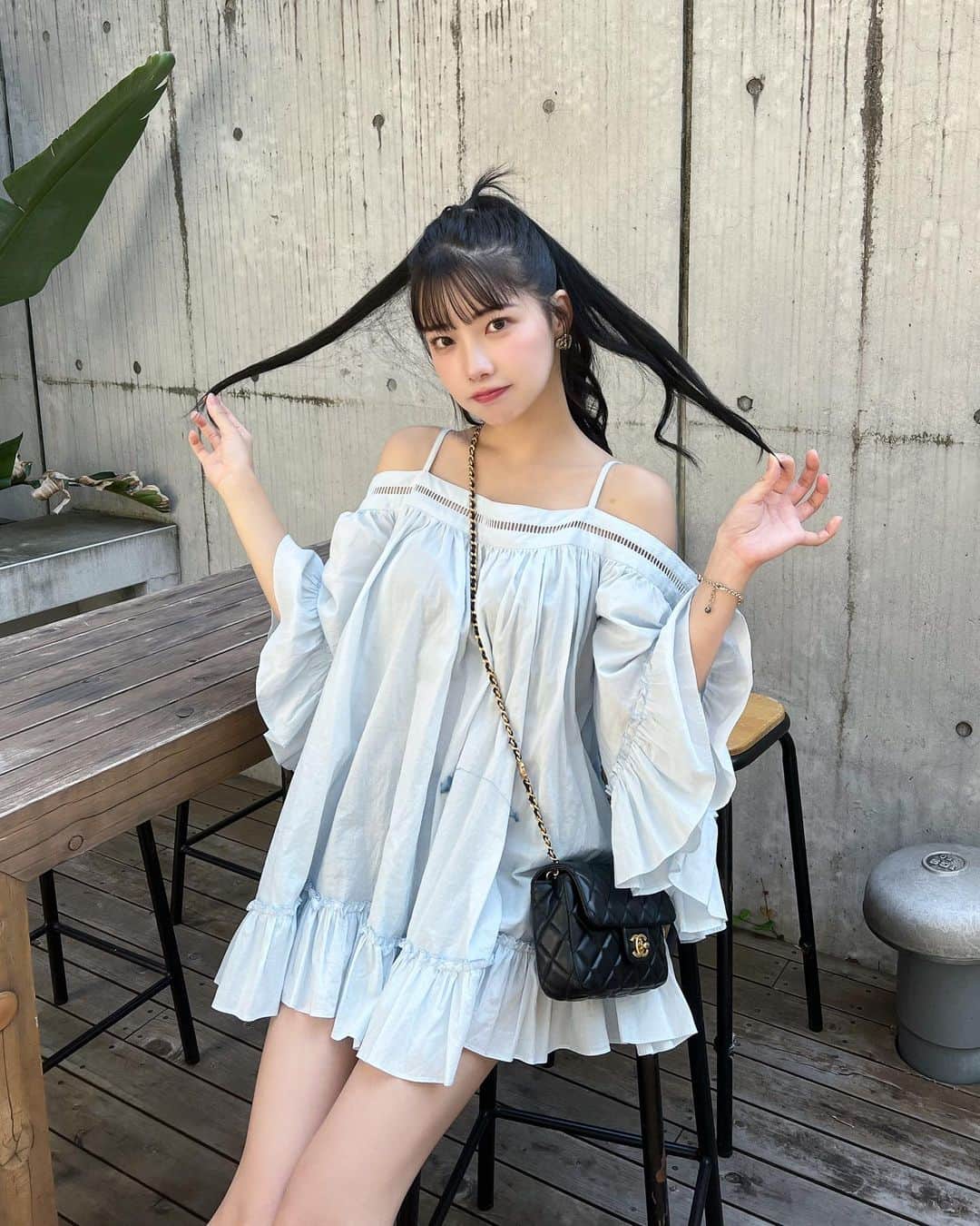 えみ姉のインスタグラム：「ㅤ 毎日暑すぎて溶けますなーー ㅤ 関コレまであと１週間やけん ここから身体もっと絞るよーーがんばるよ😽🍺🩷 ㅤ ㅤ 水分ちゃんと取ってな！良い週末を (お仕事の人も！私もお仕事がんばるよお) ㅤ ㅤ #骨格ストレート #夏コーデ #ポニーテール #ロングヘア #黒髪 #夏服 #ダイエット #脚やせ #夏 #ヘアアレンジ」