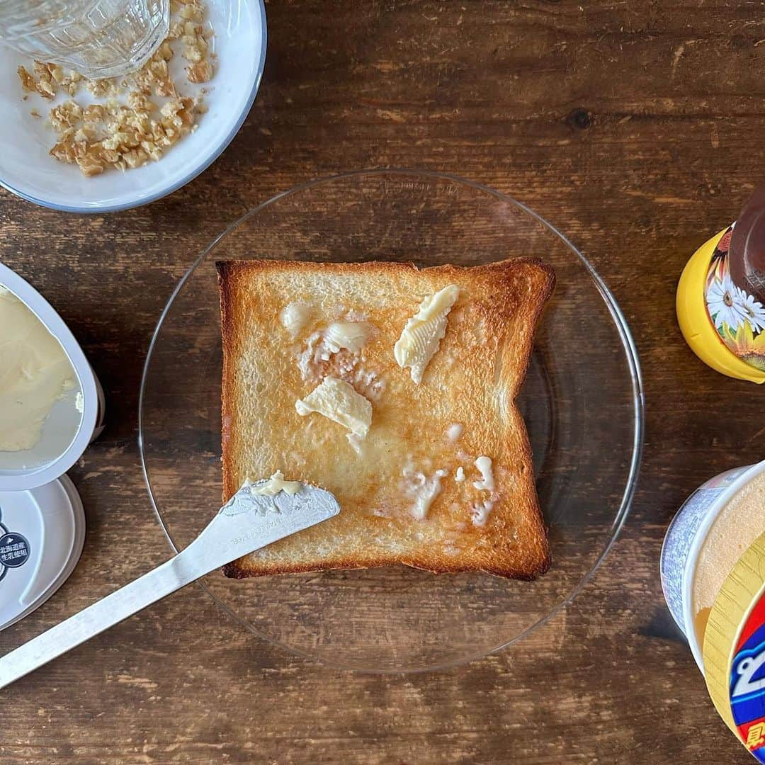 Tesshiさんのインスタグラム写真 - (TesshiInstagram)「はちみつバタートーストwithアイス Honey butter toast with ice cream #yummy #homemade #healthy #toast #honey #butter #icecream #おいしい #トースト #はちみつ #バター #アイス #マカロニメイト #フーディーテーブル #手作り  食パン(焼く)、バター、アイス、好きなナッツ、はちみつなど Toast, butter, ice cream, nuts and honey…  2023.7.31(月)発売 brand new ME! ブランニューミー 40代・50代から選ぶ新しい生き方BOOK vol.1  インタビューしていただきました！ ぜひお手に取ってご覧ください。 ストーリーにリンク貼ります」7月28日 22時17分 - tmytsm