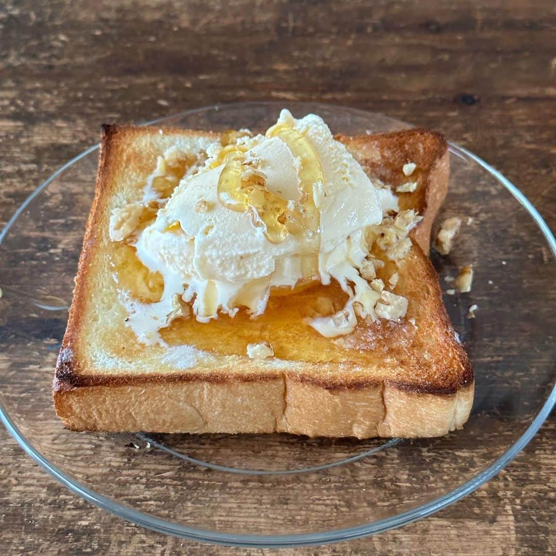 Tesshiさんのインスタグラム写真 - (TesshiInstagram)「はちみつバタートーストwithアイス Honey butter toast with ice cream #yummy #homemade #healthy #toast #honey #butter #icecream #おいしい #トースト #はちみつ #バター #アイス #マカロニメイト #フーディーテーブル #手作り  食パン(焼く)、バター、アイス、好きなナッツ、はちみつなど Toast, butter, ice cream, nuts and honey…  2023.7.31(月)発売 brand new ME! ブランニューミー 40代・50代から選ぶ新しい生き方BOOK vol.1  インタビューしていただきました！ ぜひお手に取ってご覧ください。 ストーリーにリンク貼ります」7月28日 22時17分 - tmytsm