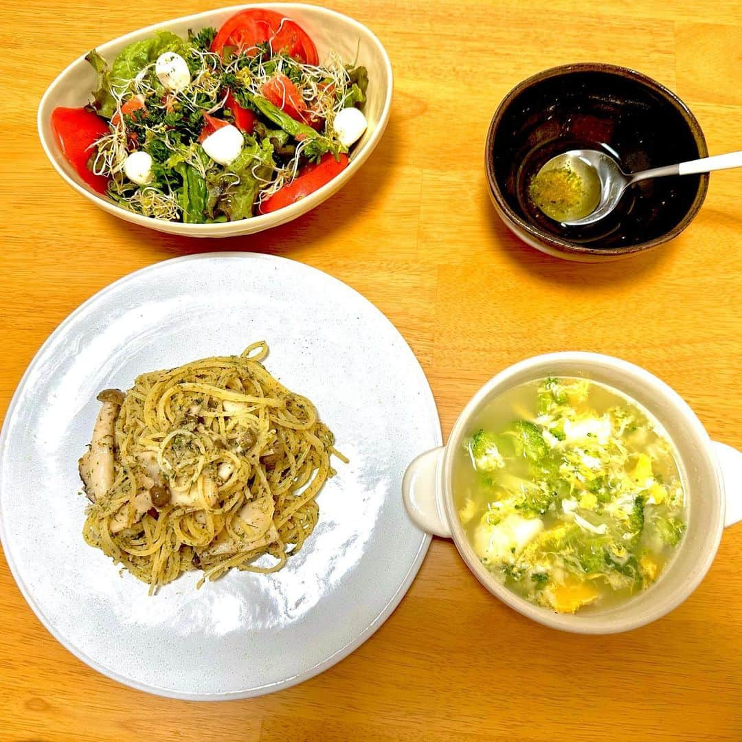 手島優さんのインスタグラム写真 - (手島優Instagram)「・  てじご飯🍚  ・明太子と青のりバター醤油パスタ ・パセリのサラダ 〜オリーブオイルドレッシング〜 ・ブロッコリーと卵のスープ  青のりパスタめちゃくちゃ美味しかったです♪  バター醤油味なのだけど青のり効いてて後味さっぱりしつこく無い✨　 　　 みじん切りのニンニクも入れて香りとコク増しにしました🧄 　 　  夫に「これからレギュラー化でお願いします！」って言われました✌️   　 喜んでもらえてうーれし♡  #晩ご飯　#晩ご飯記録 #献立　#パスタ　#青のり」7月28日 22時10分 - tejimayuu0827