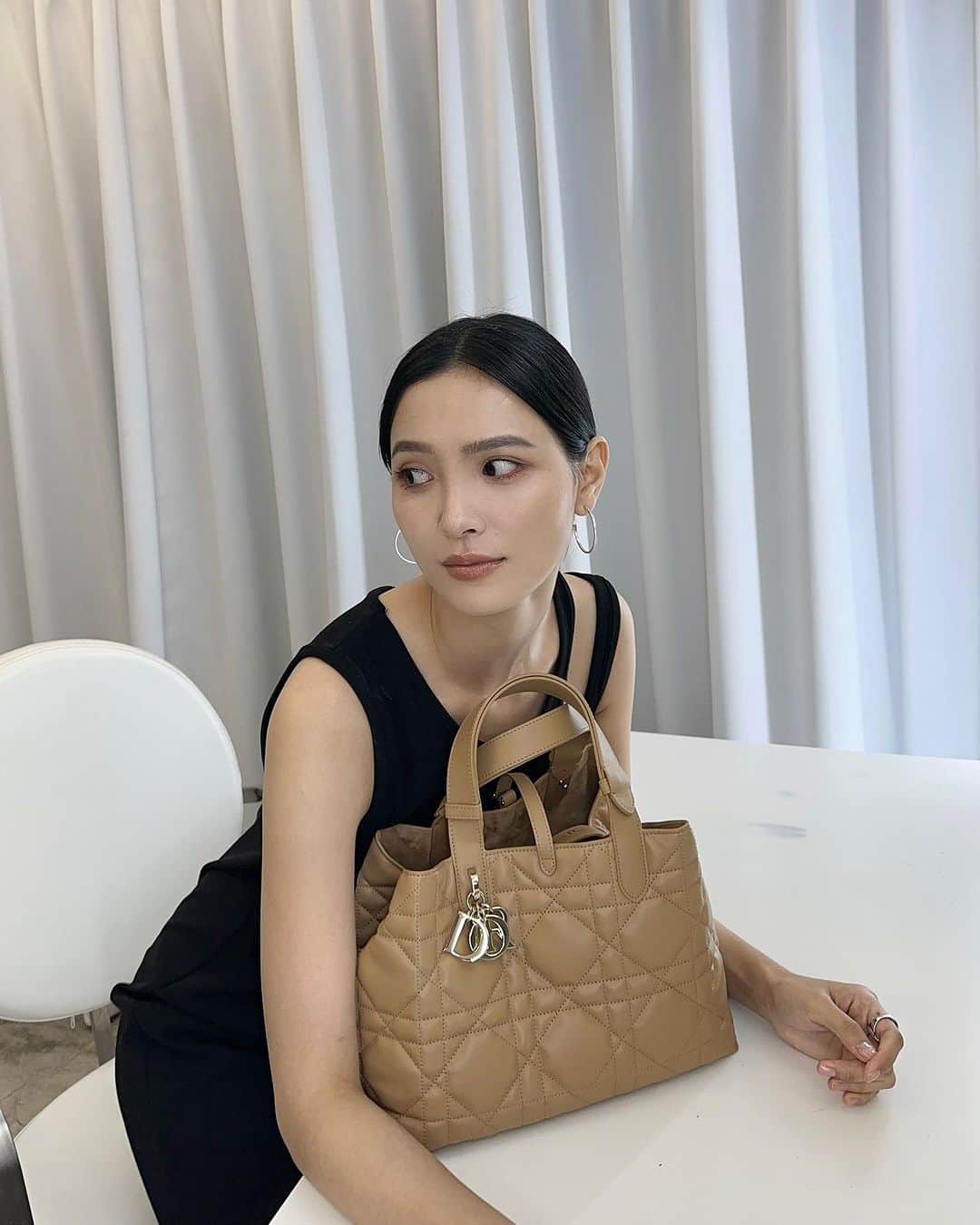 吳子霏（Ellen Wu）さんのインスタグラム写真 - (吳子霏（Ellen Wu）Instagram)「今日份收工TGIF @dior #DiorAW23」7月28日 22時11分 - ellenwuuuuu