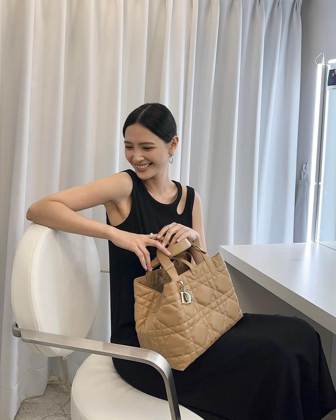 吳子霏（Ellen Wu）さんのインスタグラム写真 - (吳子霏（Ellen Wu）Instagram)「今日份收工TGIF @dior #DiorAW23」7月28日 22時11分 - ellenwuuuuu