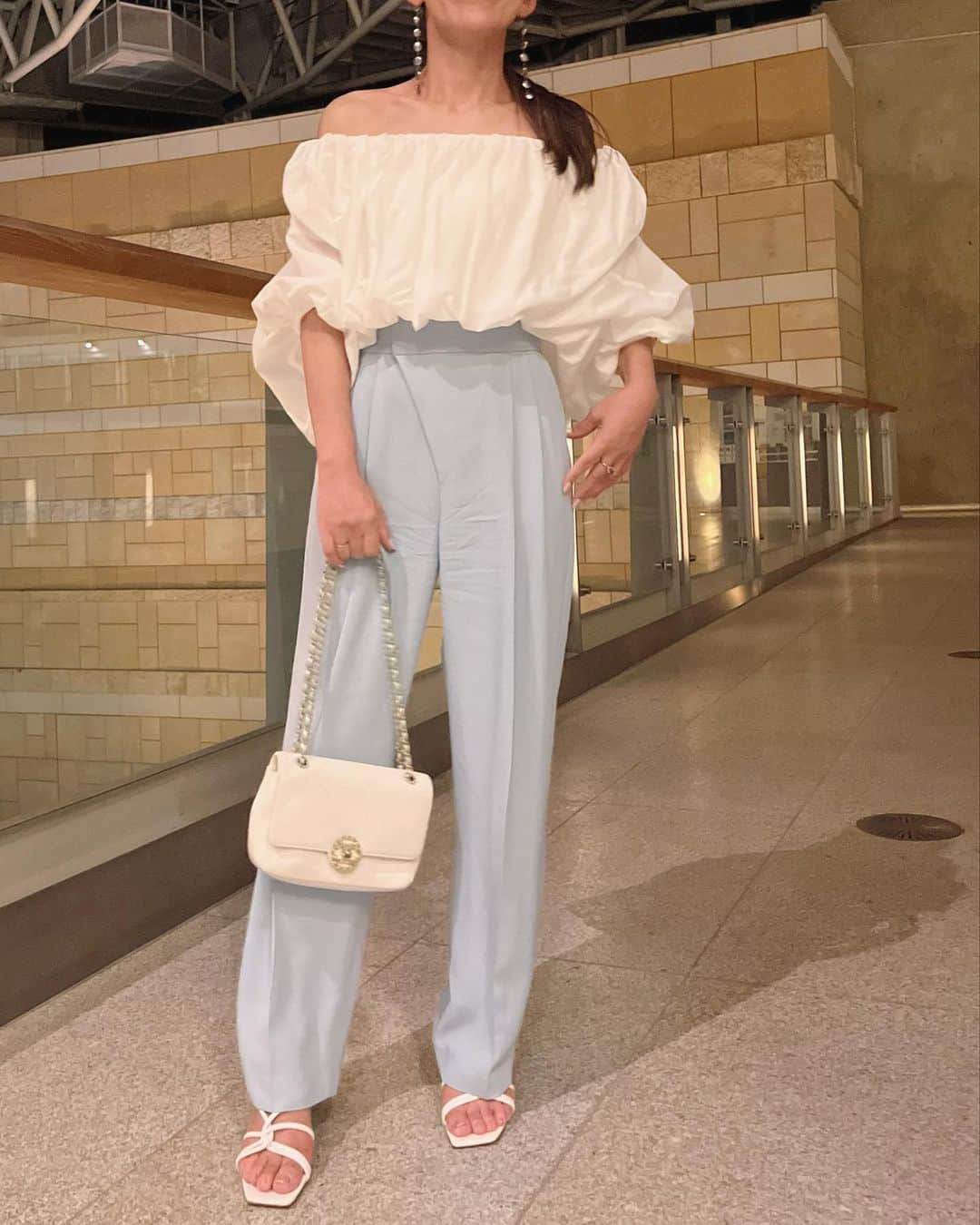 t.krmeのインスタグラム：「夏だしね、たまにはね、って。 昨夜はオフショルダーのブラウス🤭  Tops: #nave Pants: #stunninglure  Bag:#chanel   #fashion #cordinate #casualstyle #casual#mom#outfit  #大人カジュアル #大人コーデ #ママコーデ#大人っぽコーデ #きれいめスタイル   #大人シンプルコーデ#stellarhollywood」