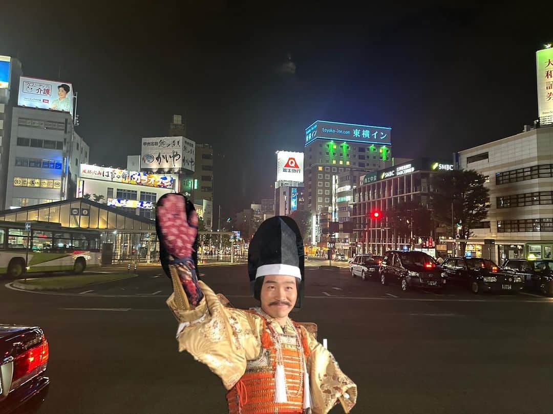 のインスタグラム：「・ 【バカになっちゃいました×】  山梨公演！  信玄公祭りで出陣して以来の甲府駅前  みんな！ぼくだよ！  昨年の信玄公だよ！  今年の信玄公祭りの成功を願っているよ！  ライブに来てくれたみんな！ありがとうね！りんぐりだね！」
