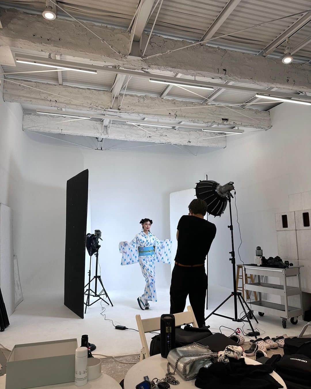優美のインスタグラム：「- この度、my husbandが @rickeyhirokawa   富士フイルムフォトサロン 若手写真家応援プロジェクト 「ポートフォリオレビュー/アワード 2023」  一次選考通りました!!👏🏻👏🏻  アワード受賞目指してこのまま走り続けます!!  彼の写真は兎に角素敵。 そして、デジタルの時代を逆行するフィルム写真で作る世界は格別で、 白黒で魅せる余白は「美」そのもの。  手焼きした写真から審査員の皆さんに 愛が届きますように、、!! @niepcetokyo  @goto_aki_photographer   応援よろしくお願いします✨  H&M : @meiko_idea   作品撮りをした後にそのまま食事。 着物で頂くご飯はまたいいですな🩵 @three.revivekitchen.hibiya」
