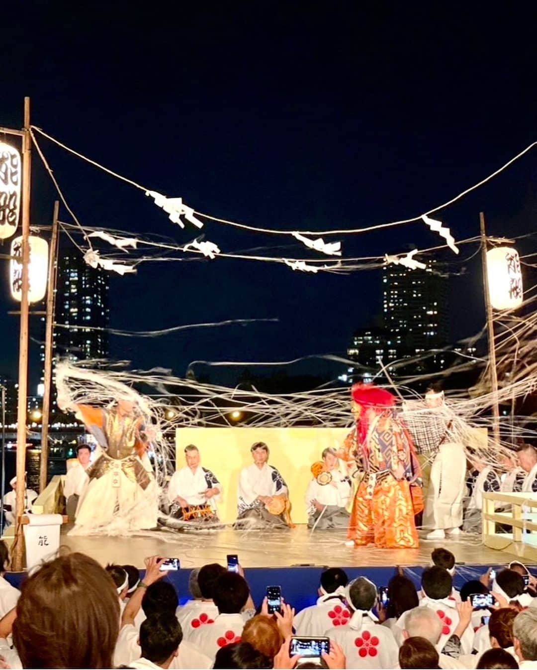 永倉由季さんのインスタグラム写真 - (永倉由季Instagram)「. . 大阪天満宮の広報さんをはじめ たくさん写真を撮ってくださり 記念になりました。 ⁡ ⁡ #備忘録 #記録写真  ⁡ @osakatemmangu.official   _____________________ ⁡ ⁡ 大阪の「天神祭」の起こりは 平安中期である951年 ⁡ ⁡ 五穀豊穣、疫病退散 世の中の平穏無事を祈って 神に捧げる祭り ⁡ 「天神祭」 ⁡ _____________________ ⁡ ⁡ 2日目の本宮での「能船」も 最後まで無事に終了。 ⁡ ⁡ 山本能楽堂の能楽師 山本先生や 大西先生と掛け合いをさせて頂きながら 　 ⁡ お客様とともに ⁡ 4年ぶりの司会と能舞台 奉納花火🎆を 堪能させて頂きました。 ⁡ ⁡ なりより 準備から後片付けまで 全てご奉仕で運営してくださる ⁡ ⁡ 「能楽奉賛会」の皆さんに 心から感謝です。 ⁡ ⁡ ⁡ 大切な神事である「祭り」は ⁡ ⁡ 国家の安泰を祈り 　　　　　　 地域や家族のつながりを 色濃くする 素晴らしい文化です。 ⁡ ⁡ ⁡ 今後は 4年ぶり… などということがない事を 切に願いたい🙏 ⁡ ⁡ 暑い熱い2日間を ありがとうございました。 ⁡ (お世話になっているディレクターさんに 乗ってもらったらめちゃくちゃ喜んでくれた♡) ⁡ . .   ▶︎アメブロ更新　↓プロフリンクから　　　　　　　　　　　　　　　@yuki_nagakura67 ⁡ ✼••┈┈┈┈┈┈┈┈┈┈┈┈┈┈┈┈••✼  　　　　　 ▶︎アナウンサー・プライベート用Instagram @yuki_nagakura67 ⁡ ▶︎ブランディング用/魅せ方・伝え方・オススメ @yuki_nagakura_brushup_salon ⁡ ✼••┈┈┈┈┈┈┈┈┈┈┈┈┈┈┈┈••✼ ⁡#大阪天満宮  #天神祭  #花火🎆  #能船  #浴衣女子  #浴衣ヘアアレンジ  #フリーアナウンサー #永倉由季 #顔タイプ診断 #顔タイプアドバイザー #顔タイプ診断® #女子アナコーデ  #気軽にフォローしてください ___________________________」7月28日 22時15分 - yuki_nagakura67