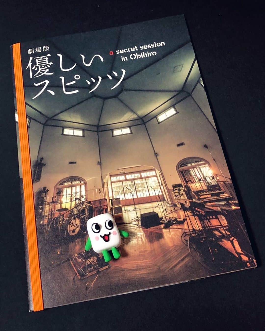kerokerokingdxのインスタグラム：「WOWOWさんから 『優しいスピッツ』のプログラム 届いたっちょ！ WOWOWで買えるよって 教えてくれた人ありがちょー♩ でWOWOWで録画した ブルーレイ観ようと思って PC入れてみたら猫ちぐらだった… （ディスクにタイトル書いときなさい>自分) でも、せっかくだからそのまま観てる…」