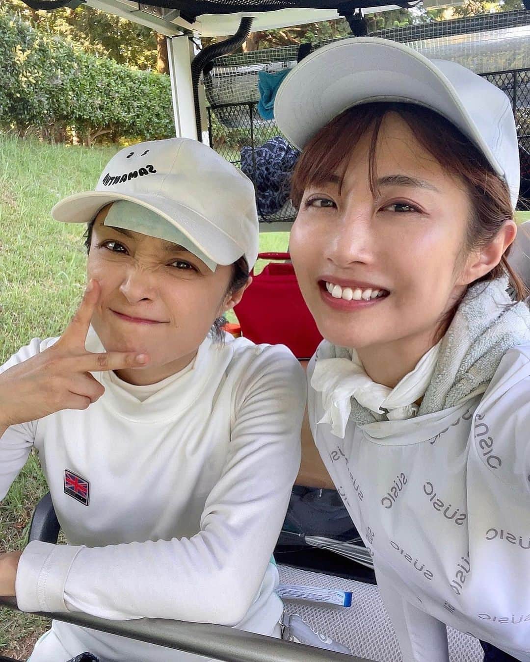 古川真奈美のインスタグラム：「. . 先日、みひろちゃんと ひっさしぶりのゴルフでコース回りました⛳️🏌️‍♀️ 気温37度の猛暑日で、暑すぎて心が何度も折れかけたけど… 思った以上にちゃんとできて大満足でした😇💓 みんなに迷惑かけるかなーってドキドキやったけど、え、私天才やん😇🙌🏻 って独り言のように褒めながら回りました٩̋(๑˃́ꇴ˂̀๑)🌸 parもとれて大満足でした！！ ⁡ ウェアはみひろちゃんにもらった　@susic_golf 🥰 サラッと着れて可愛い♡ ⁡ 真夏のゴルフは地獄だけど… 楽しかったな〜☺️⛳️⁡  #この日のために打ちっぱなしで350球練習した甲斐があったw #おかげで筋肉ヤバすぎた #筋肉痛が何日もとれずそのままコースに回った #コース回って次の日更に筋肉痛増し増し #腕が上がらないw #冷えピタ貼り付けてるみひろちゃんw #ビオレ冷えタオル最強です #ゴルフ #golf #ゴルフ女子#instalike #instamood  #ootd #东京 #扎心了 #ow #맞팔 #instapic  #팔로우미 #instaphoto #instagravure #girl #glam #followme #japanesegirl #selfies #gravure  #lookgoodfeelgood」