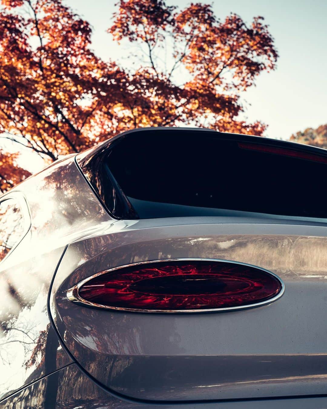 ベントレーさんのインスタグラム写真 - (ベントレーInstagram)「A lesson in luxury. An adventure in performance. The #Bentayga #Hybrid. _ #Bentley Bentayga (hybrid) WLTP drive cycle: combined fuel consumption: 94.2 mpg (3.0 l/100 km), combined electrical consumption: 261 Wh/km, combined CO₂: 68 g/km」7月29日 1時00分 - bentleymotors