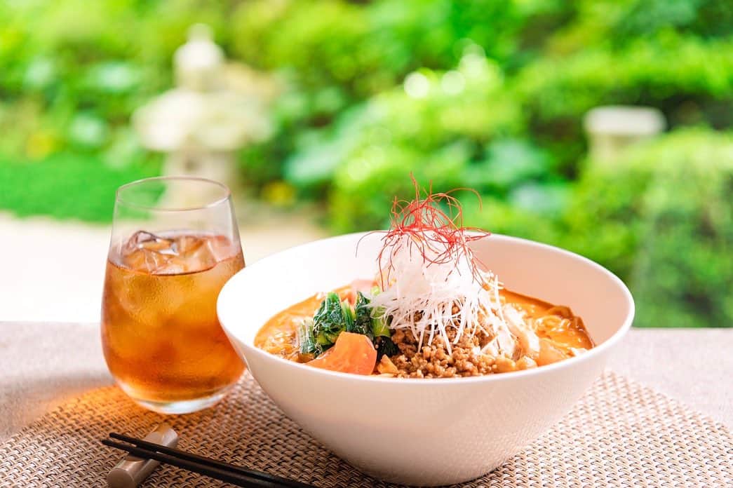のインスタグラム：「暑～い夏にぴったりな、中国料理「王朝」のメニューをご紹介！🎐  中国料理「王朝」では、本格的な味わいが楽しめる、夏限定の3種類の冷やしそばを提供しています✨  「王朝特製　五目冷やしそば」は、チャーシューや蒸し鶏、クラゲなどのたっぷりの具材とお楽しみいただける、満足感のある一品です。トマトベースのスープで食べる「冷やし担々麺」は、夏でもさっぱり食べられます🍅「バンバンジー冷やしそば」は、胡麻の風味が豊かなソースに、しっとりとした鶏肉の組み合わせが堪りません😋  また、夏の味覚を堪能できるランチコース「雅（みやび）」では、土用の丑の日にぜひ召し上がっていただきたい「鰻のガーリックチャーハン」をご用意しております🎶その他にも、旬の食材をふんだんに味わえる「冬瓜のスープ 干し貝柱とジュンサイ入り」や、血液を活性化させると言われる紅花を使用した「大海老と帆立貝の紅花炒め」など、暑い夏を乗り越えるためのメニューがラインナップ。  夏バテになるこの季節、さっぱりとした涼麺や、鰻のお料理で、リフレッシュしてはいかがでしょうか🍃  デザートビュッフェ付きのランチコースや、王朝こだわりのメニューが揃ったディナーコースをお得に利用できる、7月31日（月）までのタイムセール⏰もお見逃しなく！ ※タイムセールの詳細は、プロフィール下のハイライトから公式HPをご確認ください。  【詳細】 ⚫︎会場：地下1階 中国料理「王朝」 ⚫︎営業時間 ランチ 平日　11:30～14:30（ラストオーダー14:00） 土日祝　11:30～15:00（ラストオーダー14:30） ディナー   17:30～22:00（コースラストオーダー 21:00、アラカルトラストオーダー 21:30） ⚫︎定休日：火・水 ※8月15日（火）は営業いたします。  #ヒルトン東京ベイ #ヒルトン #千葉 #舞浜 #東京ディズニーリゾート #中国料理 #中華 #ランチ #ディナー #夏 #夏休み #旅行 #土用の丑の日 #hiltontokyobay #hilton #restaurant #lunch #dinner #vacation #summer」