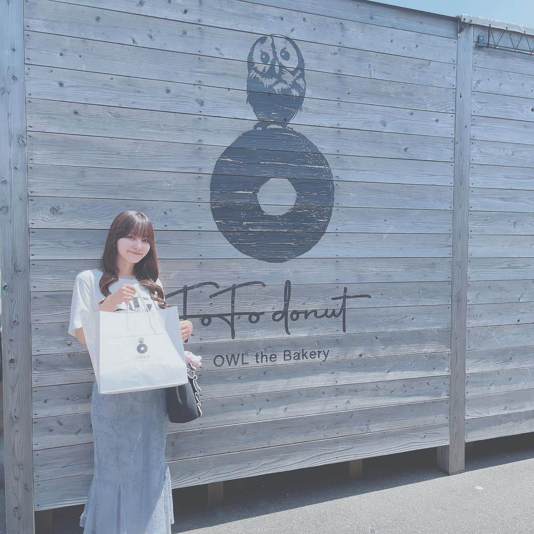 高橋真生のインスタグラム：「🍩 気になってたお店に行ってきました〜👏 大きいドーナツだけど生地が重くないから最後まで美味しく食べられました◎  #fofodonutowlthebakery  #ピア万代  #新潟グルメ」