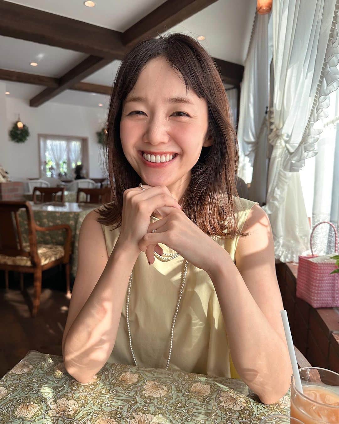 のインスタグラム：「いいことがあって、「はぁぁ〜〜しあわせ♡」って言ってるときの顔😚  嬉しいこと、面白かったこと、美味しかったもの。そのときだけじゃなくて後から何回も思い出して笑ったりうっとりしたりする私を見て、「ユウちゃんて本当に幸せな性格してる」と笑うリョータさん。  嫌なことはすぐ忘れる。嬉しいことは一生覚えてる。得な性格✌️」