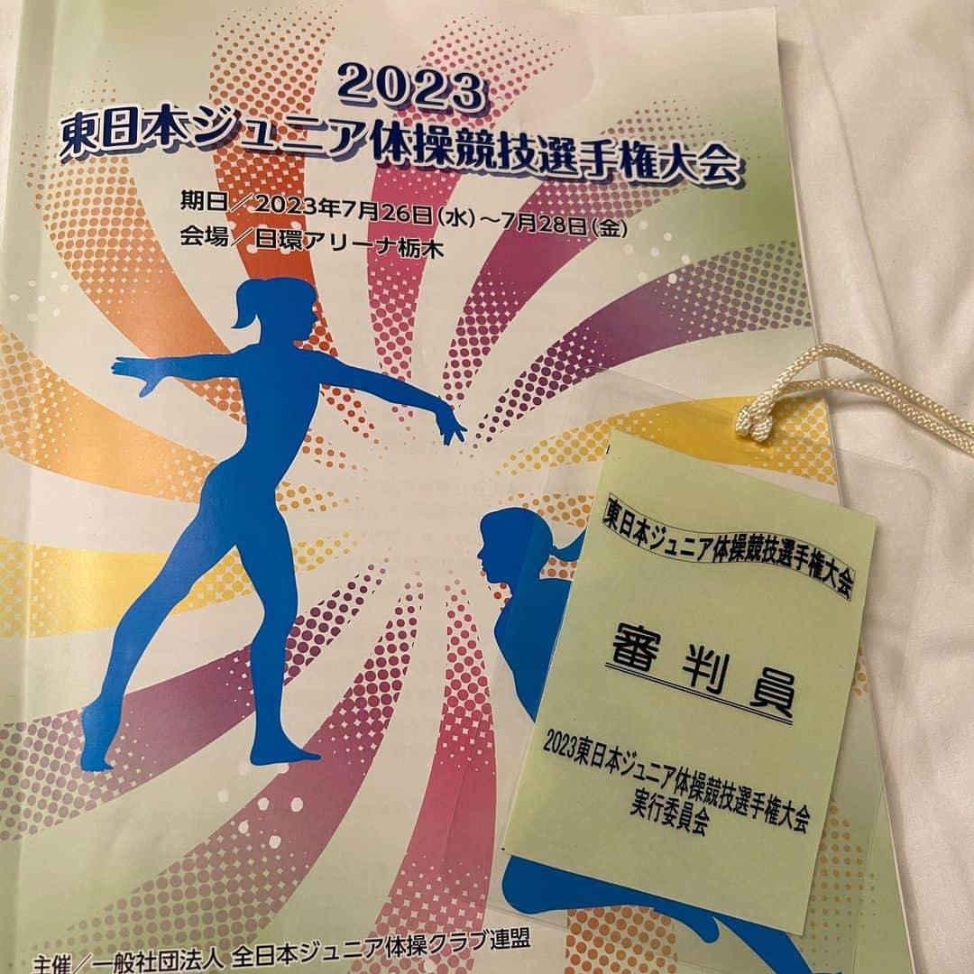 宮川紗江さんのインスタグラム写真 - (宮川紗江Instagram)「7月26日、27日、28日と東日本ジュニア体操競技選手権で審判のお手伝いをさせて頂きました！ 私にとっては、3月に審判1種試験に受かってから初めての審判でした！ いつもは採点してもらっている側ですが、実際に採点することで学ぶことがたくさんありました。 ハードスケジュールではありましたが、役割を果たせて良かったです！ 選手のきらきらとした演技に感動しました✨ また、運営スタッフも人数が少ない中大きな大会動かしていて素晴らしいなと思いました。 全く体操を知らない高校生も来てくれて、色んな方の協力で私達も試合ができているんだなと痛感しました！ 出場した選手、審判の方々、運営スタッフの皆様、補助役員の皆様お疲れ様でした！  #体操 #ジュニア #東日本 #審判 #デビュー戦」7月28日 22時33分 - sae_gymnast_0910