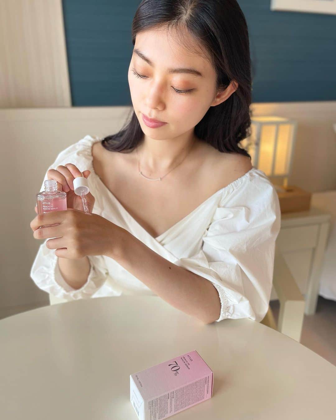 大庭絃子のインスタグラム：「紫外線が強い夏は、桃ナイアシンセラムでしっかり保湿ケア🍑 お肌にうるおいを与えるナイアシンアミド（保湿成分）を5％配合しており、透明感*のある肌へ。 とろみ感があり、ほんのり爽やかな桃が♡ *保湿による潤いのある肌印象 ⁡ ⁡ パッチテスト済みで低刺激*のため、デイリー使いにおすすめ! *全ての方に刺激が起きないわけではありません ⁡ @anua_japan_review オンラインではQoo10・楽天市場で、オフラインでは近くのPLAZAやLOFTでチェックしてみてください♡ ⁡ ⁡ #PR #アヌア#Anua #つるんと白桃肌 #桃70ナイアシンセラム #韓国コスメ #韓国スキンケア」
