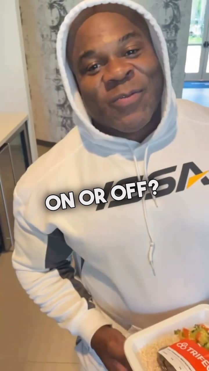 カイ・グリーンのインスタグラム：「Let’s hear it: Wrapper ON vs OFF👇🏾 Preparation is essential when you’re on the go. You can wait for the pieces to fall into place, or you can take hold of them and set them as you see fit.  When you live a hectic lifestyle like myself, @trifecta is a game changer. Every week my meals for the week are dropped off right to my door like clockwork. No longer do we have to spend hours prepping meals for the week, opening up new doors of opportunity with my freed up time. Nutrition is a key element in all our lives when striving to reach our next goals. The ability to never miss a meal is what gives you the edge, and Trifecta makes it possible.  Grab your meals today — link in my bio ✔️  #KaiGreene #ThoughtsBecomeThings #Trifecta #Reels」