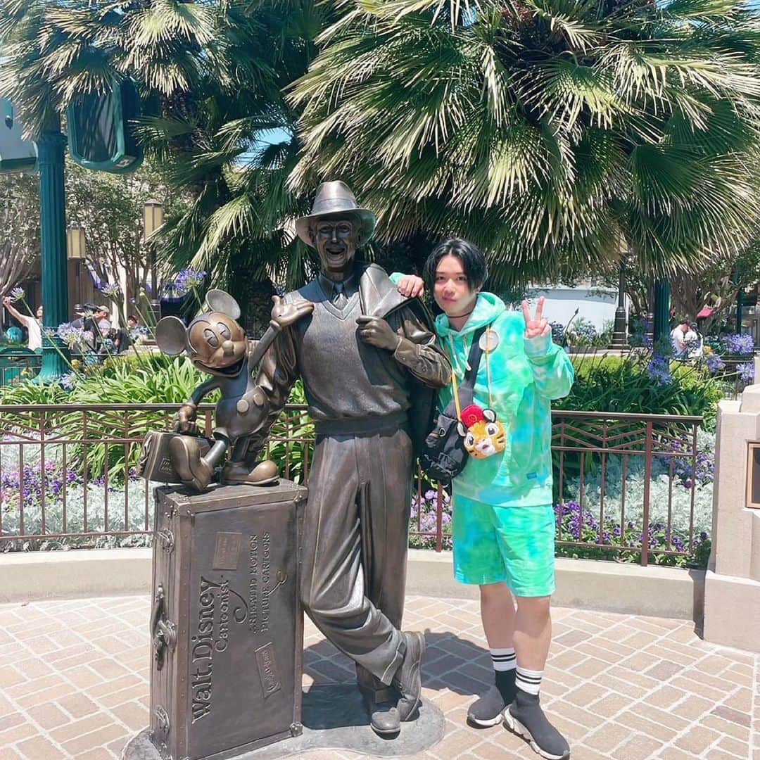 千葉雄大さんのインスタグラム写真 - (千葉雄大Instagram)「素敵な経験させてもらいました。 フジテレビ系で放送の 『ウワサのお客さま』で アメリカに行って参りました。 ディズニーのいろいろおたのしみに。 8月4日(金)20時からです。 #カリフォルニアディズニー  #カリフォルニアディズニーランド  #アメリカディズニー」7月28日 22時28分 - yudaichibaofficial