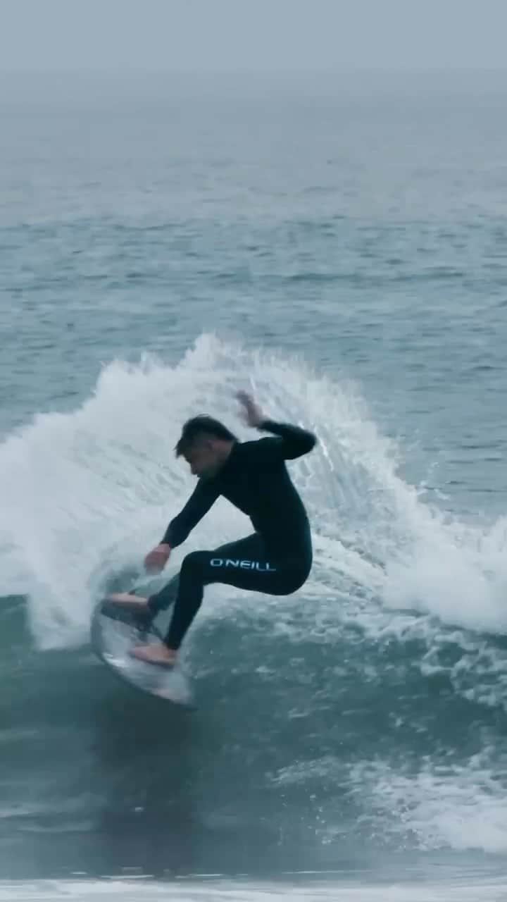 コロヘ・アンディーノのインスタグラム：「Book my appointment   🎥 @tyroidfilm   🏄🏼‍♂️ 5’8 - rad ripper black sheep」