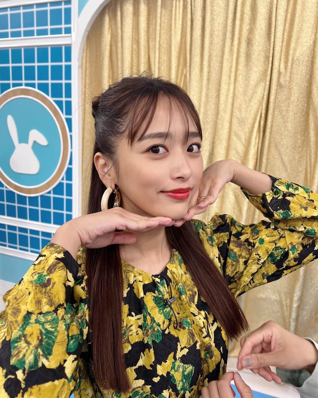 近藤千尋のインスタグラム：「やっとお布団🩷  ラヴィットとアップ生放送でした🙏🚄 今週もみんなお疲れ様ー！！！❤️ 好きなおやつを紀伊國屋で買って現場へ🥰笑 みんなのオススメのおやつも教えてね🍘🫰  指の形が際立つポーズ🩷笑 娘もこの指の形なの😂😂  最後の写真は昨日のしふく😍📷 クイズ番組収録で頑張ったからペプシ🍺笑  なんてまとまりのない文章なんだ、 今日もこんなインスタを 見てくれてありがとうございます😍✌️笑  寝るまでお話しようよ〜💤☺️🤍  #近藤千尋衣装  ラヴィット one-piece @leurlogetteofficial pierce @abiste_official  アップ  アップ one-piece @dreamsisterjane pierce @unoaerre_japan」