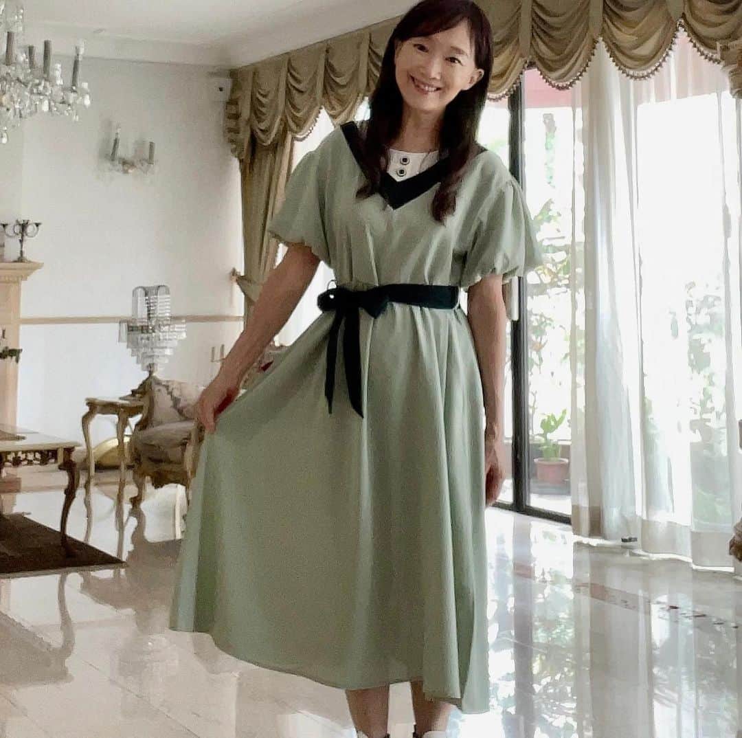 アグネス・チャンのインスタグラム：「今天穿上了的裙子，是不是有點像校服？ 告訴孩子們其實能夠上學是一件幸福的事。在非洲有很多小朋友因為沒有錢買校服，不能上學。 聯合國兒童基金會在尼日利亚支持－個團體叫做「給孩子衣服上學」。每￼年都有很多學生接受援助。孩子們穿上校服，新鞋，滿面笑容，很可愛的。 我有兩個姐姐，我們同讀一間學校。所以我一直都是穿姐姐們的舊校服上學的。到高中時學校換新款校服，我很￼興奮，因為第一次度身訂造新校服！ 家長們，快去告訴孩子們，能穿校服上學是直得驕傲的事。 要好好珍惜，多多感恩。」