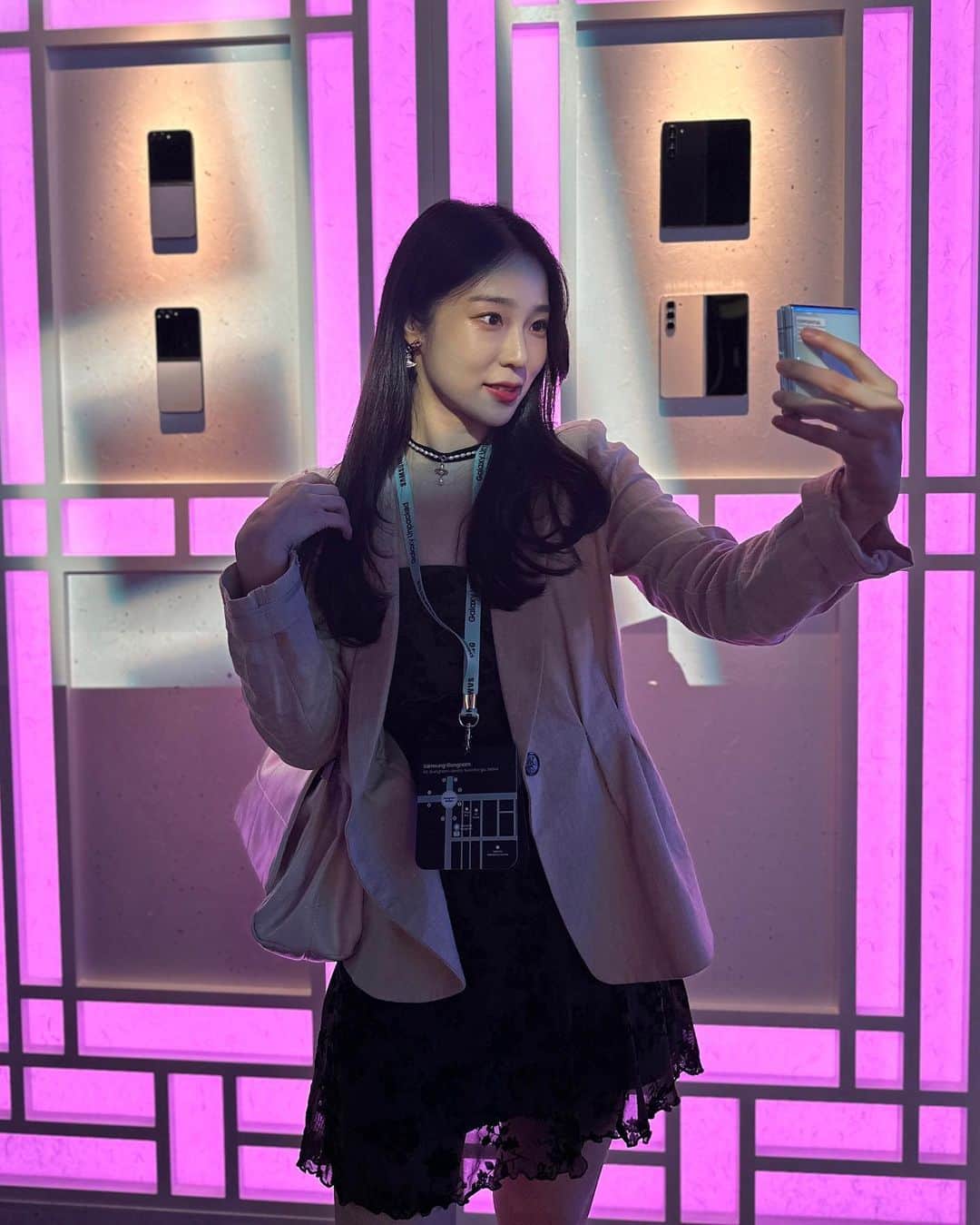 ZUYONIのインスタグラム：「삼성 갤럭시 언팩 행사에 초청받아 다녀왔습니다✌️ 서울에서 열리는 갤럭시 언팩이라니!!🤩 일행 없이 혼자 가서 좀 머쓱했는데 케이터링이 한식 다과여서 일단 행복했어요ㅋㅋㅋ 다른 것보다도 여러 인플루언서분들, 구독자분들 만날 수 있어서 너무너무 즐거웠어요! 다른분들과 함께한 사진은 따로 또 올릴게요🙌 리뷰도 천천히 준비중이니 기다려~~~~」