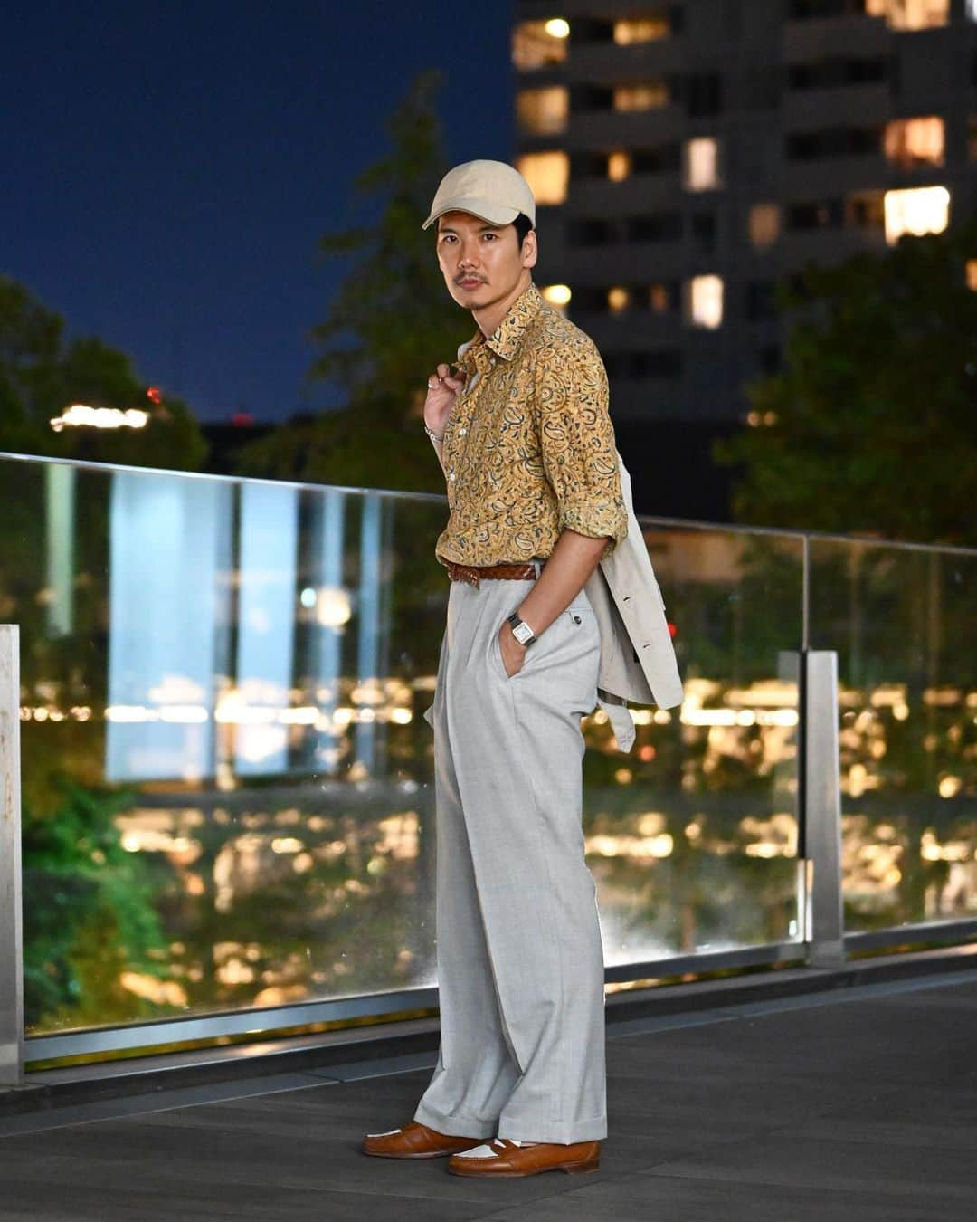 Shuhei Nishiguchiさんのインスタグラム写真 - (Shuhei NishiguchiInstagram)「"Contemporary Preppy Friday"◀︎◀︎◀︎7pics 夏らしいレイヤードで構成した現代的なプレッピースタイル。 猛暑が続きますが皆様熱中症には十分ご注意下さいませ。  【ITEM】 Cap： @helen_kaminski  Jacket： @willisandgeiger  Shirt： @beams_f  T-shirt： @tailleur_trico  Trousers： @poloralphlauren  Belt： @lloydfootwear_japan  Shoes： @colehaan 80's Watch： @cartier 80's  #beamsf #effortlesslychic #vintagemenswear #preppystyle #ootdmen」7月28日 22時43分 - shuhei_nishiguchi