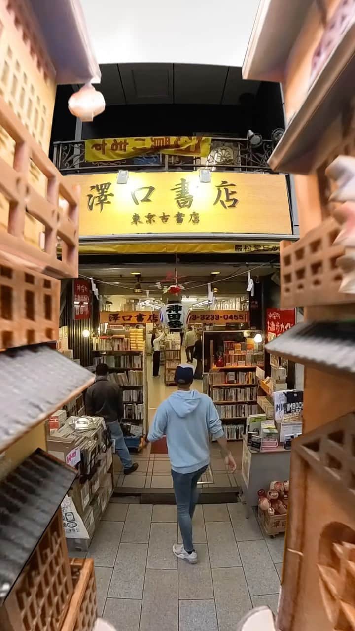 ザック・キングのインスタグラム：「I found the worlds smallest book store in #tokyo | it was one of our last days filming in Japan and we had this concept that we wanted to film in a bookstore. But the problem was, none of the bookstores were allowing us to film in their stores. It was on our last day as the sun was going down and I had lost my hope on making this video. That’s when a fan ran up to me on the street and wanted to take a photo. We started talking and I asked him what he did, he replied “I manage 3 bookstores on this street” My jaw almost dropped and that’s how this bookstore location was found! Thanks for letting us film in your beautiful book nook!」