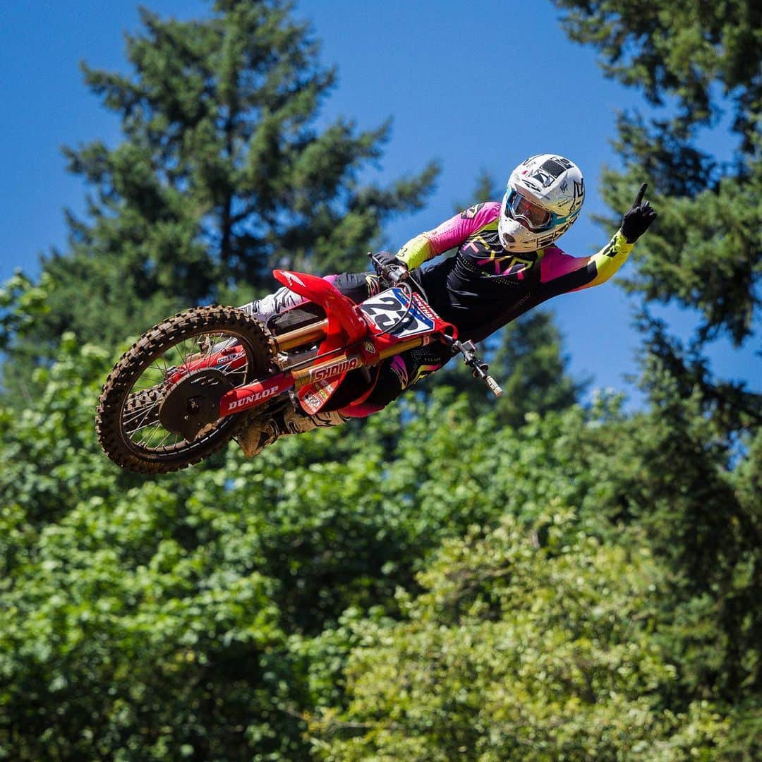 Racer X Onlineのインスタグラム：「Ever wonder what it’s like to ride the Honda HRC bikes⁉️ Well our testing guru Kris Keefer and journalist Steve Matthes got that chance 😳 Check out their experience riding the top tier bikes around Washougal ➡️ Video in the bio. Photos: @toddgutierrezphoto #ProMotocross」