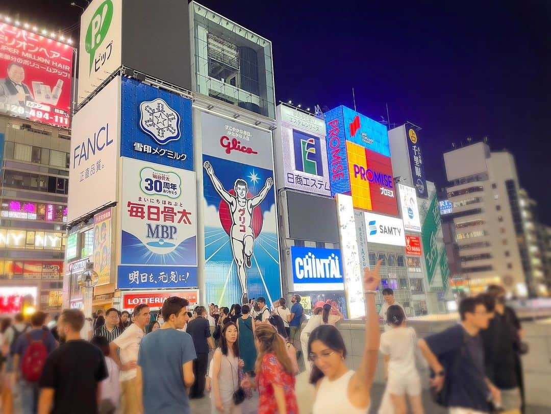 吉原珠央さんのインスタグラム写真 - (吉原珠央Instagram)「大阪へ✈️  一泊二日で、過密スケジュールでしたが、夜の道頓堀の賑やかさも味わえて、中身の濃い時間でした😊  食事は常に時間がなくて、キレイになった伊丹空港のフードコートでは、7分間で親子丼とうどんのセットを食すことに。  「道頓堀　今井」のおだしは、かなりしっかり目で、食欲をそそられました♡  しかし、搭乗時間が気になる中なので、こんなにも硬めのご飯を恨んだことはありませんでした🤣  帰宅後はぐったり。 仕事と家事がひと段落して鏡🪞を見ると、左頬に吹き出物が！  週末は、ゆっくりと食事が取れますように😊  #大阪 #難波グルメ  #道頓堀 #大阪国際空港 #伊丹空港 #リニューアル #キレイです！ #時間足りない #また行きたい #仕事 #時間管理 #体調管理  #楽しい時間」7月28日 22時38分 - tamaoyoshihara