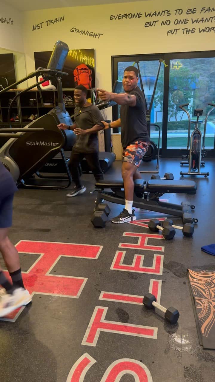 ケビン・ハートのインスタグラム：「He couldn’t say shit.  We had to get that energy level up. It’s takes a village 😂 this is what we do… @kevinhart4real needed that @c4energy. Cookville is Real. He is fully baked. @hgoodspeed Humble State!」