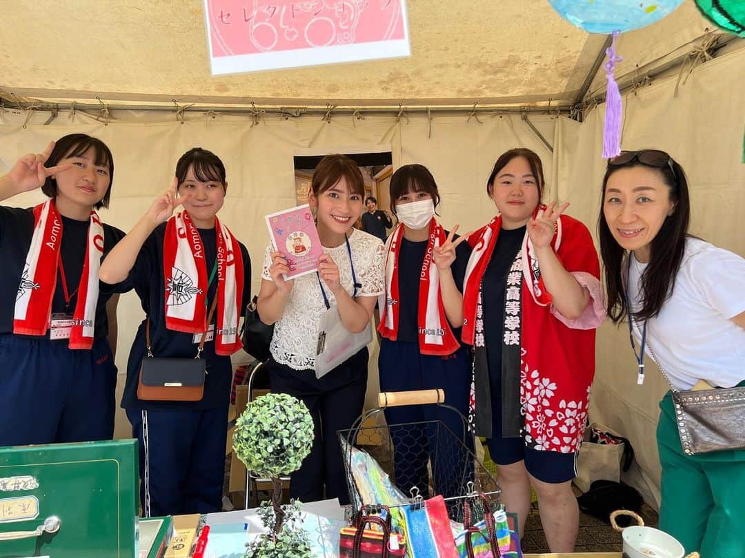 澤田愛美のインスタグラム：「.  きょうは 青森商工会議所の1階と青森駅前公園で開かれている 台湾祭の取材へ！  高校生たちが台湾のグルメや雑貨を販売しています🐼  初めて見るスイーツを頂いたり🍡 お昼ご飯にとルーロー飯を買って帰ったり🏃‍♀️  1番びっくりしたのは 杏仁豆腐の食感でした😳 もっちりとしていてとても美味しいのです🥹  台湾祭は明日も開催されます！ 皆さんも台湾に行った気分を 味わってみて下さい✨  今日放送されたニュースは ABAのホームページからご覧頂けます🤳 ストーリーズにリンクを貼りました😊そちらからもぜひ！  .   #台湾 #台湾祭 #ニュース #取材」