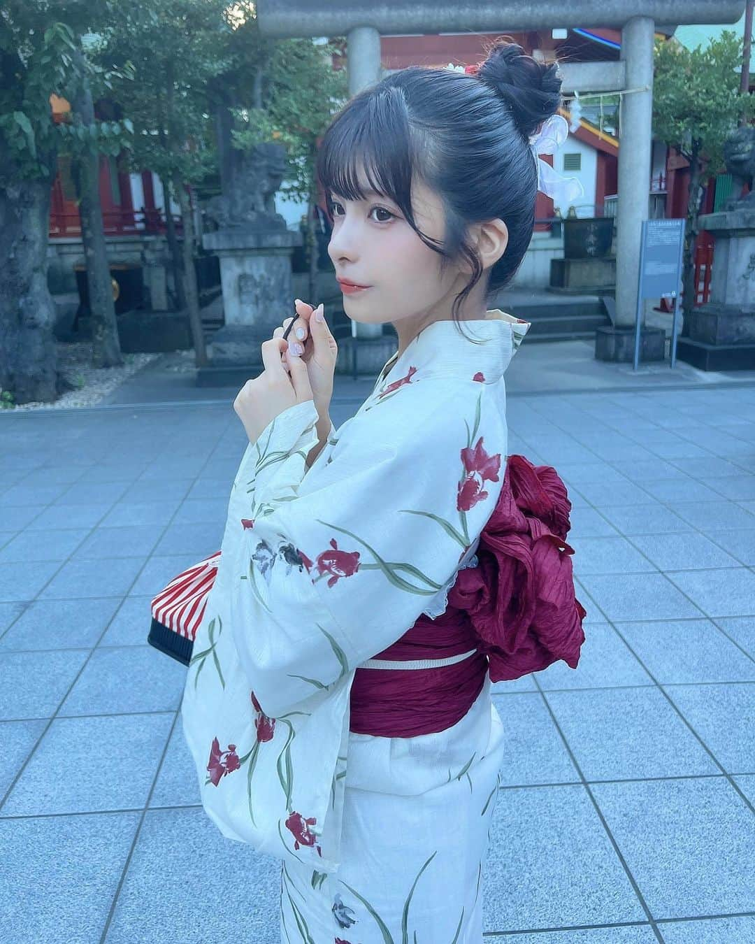 葉山かえでさんのインスタグラム写真 - (葉山かえでInstagram)「. . 今年お祭り行けてない！いきたいなぁ  かえはね絶対イカ焼きとあんず飴たべる！ 外せない屋台といったらなにー？🍉  浴衣特典会ありがとうございました♡  8/11大阪でも開催されるよたのしみーー！  西日本のかえ推しさん集合ですよ🥹🫶🏻 ツイッターに詳細でるのでチェックしてね！ 次はどんな色の浴衣にしようかな  今回のヘアメは @re17_pink さん！！ お団子めちゃ挑戦だったけど、 れいなさん毎回天才的に可愛くしてくださるので 安心してお願いしちゃいました🫶🏻 . .」7月28日 22時40分 - kae_de524