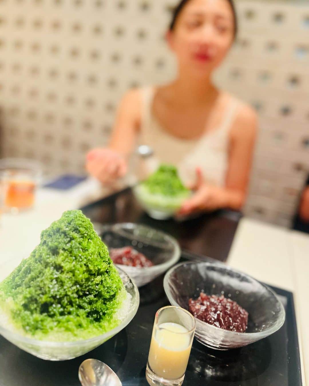 清澤恵美子さんのインスタグラム写真 - (清澤恵美子Instagram)「何年振りかに食べれたとらやさんの宇治抹茶かき氷🍧　 もうね。なんだろうな。日本最高💚 あんちゃんのあんこまでもらって全部食べた🍧　#夜のデザート　#息子のお泊まり会　#母たちの夜遊び　 #ピンボケシリーズ」7月28日 22時42分 - kiyosawaemiko