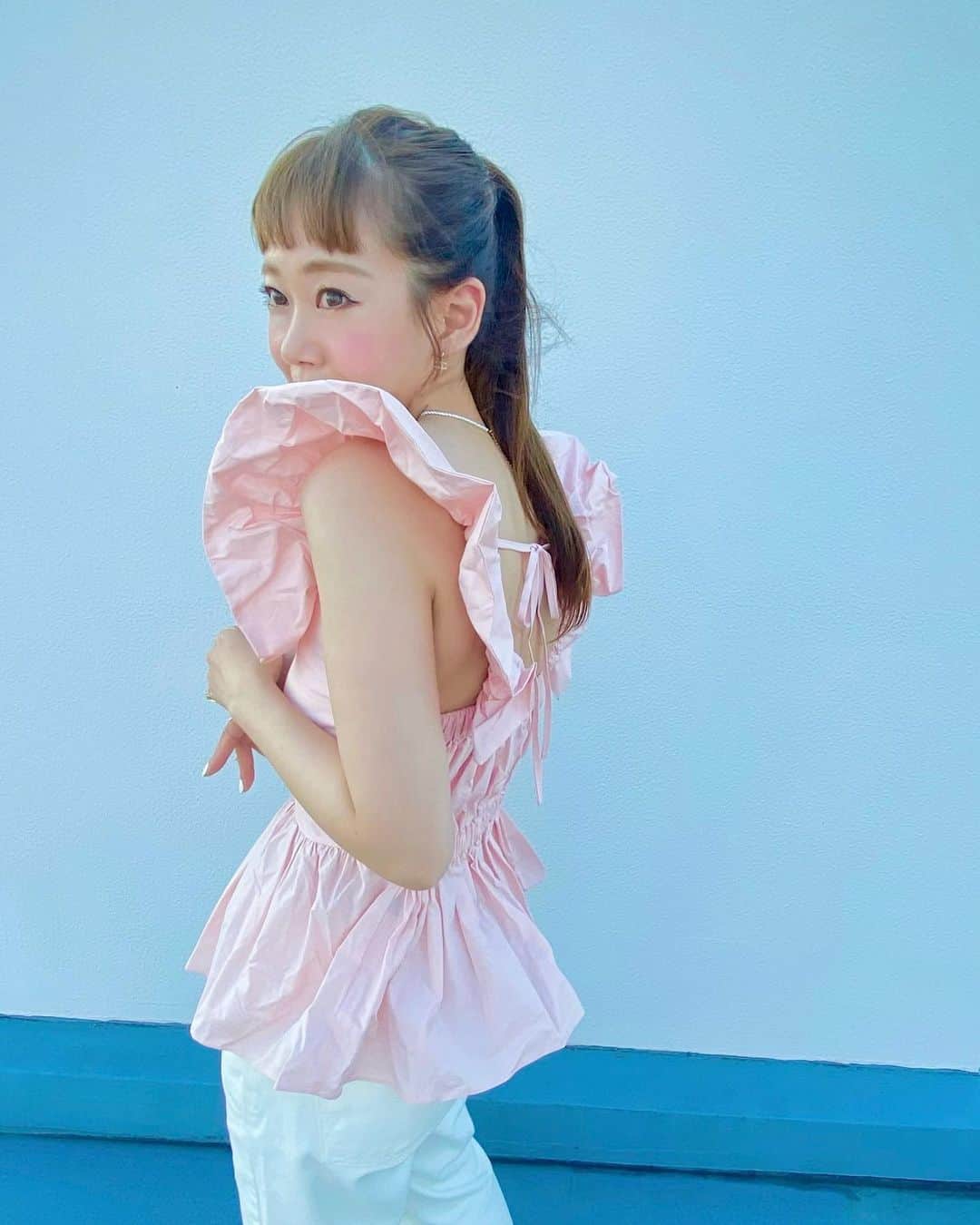 濱内奈々子のインスタグラム：「#nanakoootd 🍧  毎日暑すぎるから🫠涼しいトップスを探求中♡ @girlssociety_official の中では、このfrilly blouseが1番涼しいと思う！まぁ何着ても汗かいちゃうけど💦😂」
