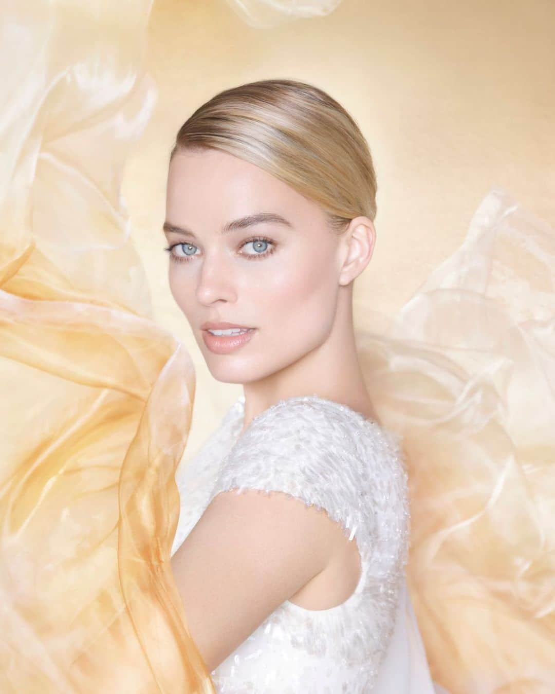 シャネルさんのインスタグラム写真 - (シャネルInstagram)「GABRIELLE CHANEL A fragrance for the radiant woman. Actress Margot Robbie represents GABRIELLE CHANEL, a luminous fragrance with an enveloping trail. Also discover GABRIELLE CHANEL ESSENCE, GABRIELLE CHANEL HAIR MIST, and scented bath and body products.  #GabrielleCHANEL #CHANELFragrance」7月28日 22時51分 - chanelofficial