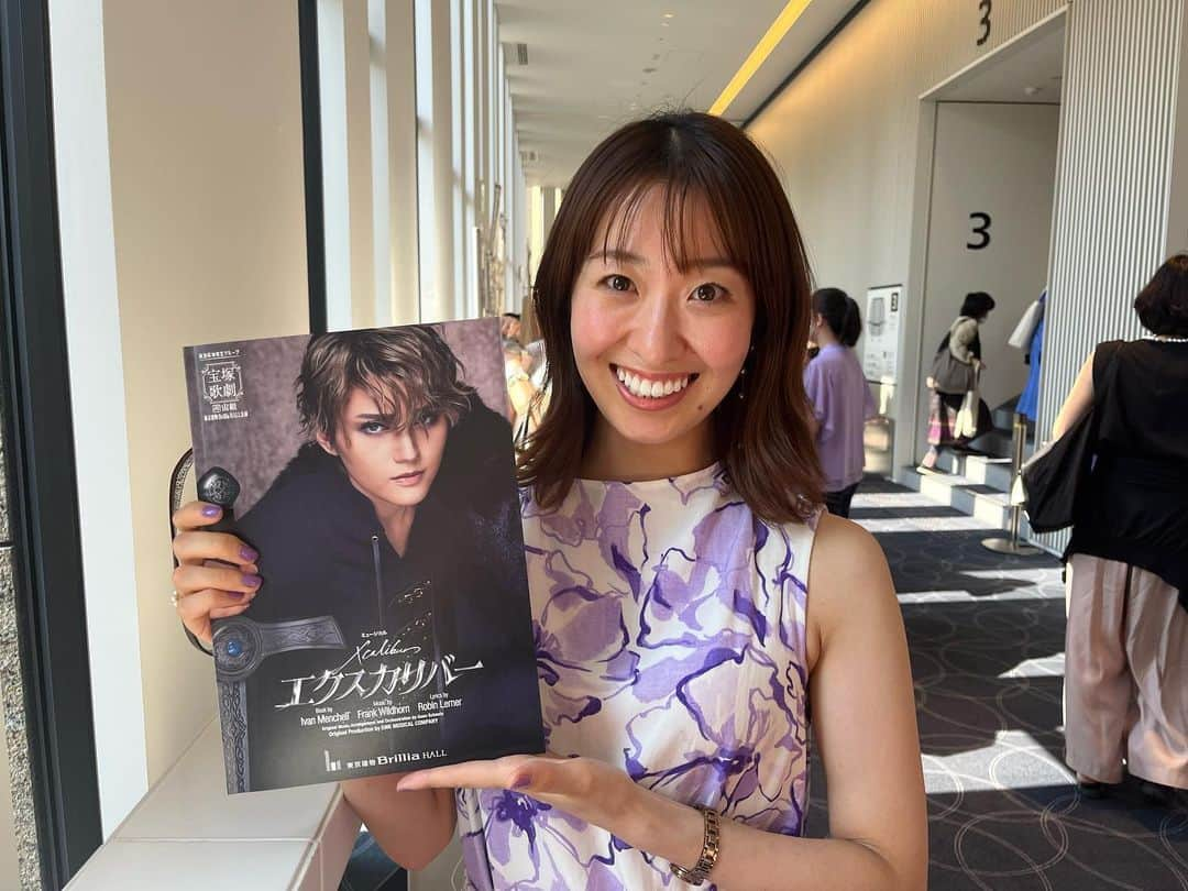 山田友美さんのインスタグラム写真 - (山田友美Instagram)「エクスカリバー見てきました💜 ああ。待ってた。 2番星として8年も輝いてくれていたキキ ちゃん、1番星のキキちゃんはやっぱり王子様だった😭🩷 これから始まる新時代を担うキキちゃんを、組子さん全員が、「力いっぱい一緒に立ち向かうよ！！！」という空気とストーリーにも後押しされた素晴らしい物語でした😭  これが組子さん半分のコーラスだとは思えないほどの重厚感！全員揃ったらどうなっちゃうの？ さすが宙組😭  歴代のトップさんの背中を見て、マカゼイズムを継いだ全員のパワーが集結されていて、何度もうるうるしました😭💜  ハンカチ必須。  しかし、りっつ君と真白ちゃんやばすぎませんか？ トップのプレお披露目ですが、2人のサイドストーリーにも注目です。 リッツ君はロングヘアとマントが似合いすぎて、専科から来てくださったんですか？と思うほどの貫禄と神々しさ、 真白さん、モーガンという期待値の高さを優に超える、圧倒的存在感と響きの良い低音ボイス。  ああ、これからの宙組が楽しみすぎます。 もう私！全力で追いかける！！！！！  あと、youtube更新しました💜 大好きな宝塚観劇を続けるために、気をつけているお財布事情について。 お金の話です💵🤫  推し活と生活のバランス、皆さんはどうしてるのかなぁ 宝塚観劇のために、お仕事頑張ってます🎵  ぜひyoutubeも見てくださいね！ 今週はヅカを見るために気をつけている「お金事情」  来週は、エクスカリバーのvlog観劇レポを更新します♡ 遊びに来てくださいね✨ 皆さんのコメントお待ちしています💜 動画のリンクはストーリもしくはプロフィール欄の事務所HPリンクからyoutube飛べます！  #宝塚#宝塚観劇#宝塚歌劇団#ヅカオタ #宙組#エクスカリバー #芹香斗亜　様#春乃さくら  様#桜木みなと　様#若翔りつ　様#真白悠希  様#推し#推し活#フリーアナウンサー#山田友美」7月28日 22時44分 - __tomomiracle