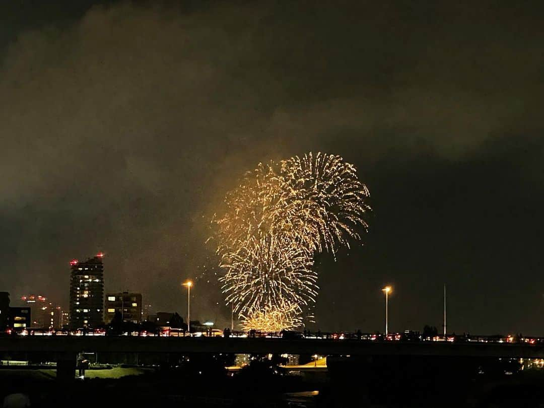 河野真也さんのインスタグラム写真 - (河野真也Instagram)「ちょっと遠くから、豊平川花火大会を見てきました。  息子が携帯貸してと言うので貸したら、この１枚目の写真が撮られてた。  いい写真を撮る！  遠いところからズームもしてるから粗いけど、水平もしっかり。  何より、花火だけじゃなくて、見ている人も含めて花火大会だなと感じさせてくれるところが大好き^_^  #北海道 #札幌 #豊平川花火大会  #北海道愛がとまらない #息子愛がとまらない これだけ書くとメチャクチャ怒るので #娘愛もとまらない」7月28日 22時47分 - okurahoma_kawano