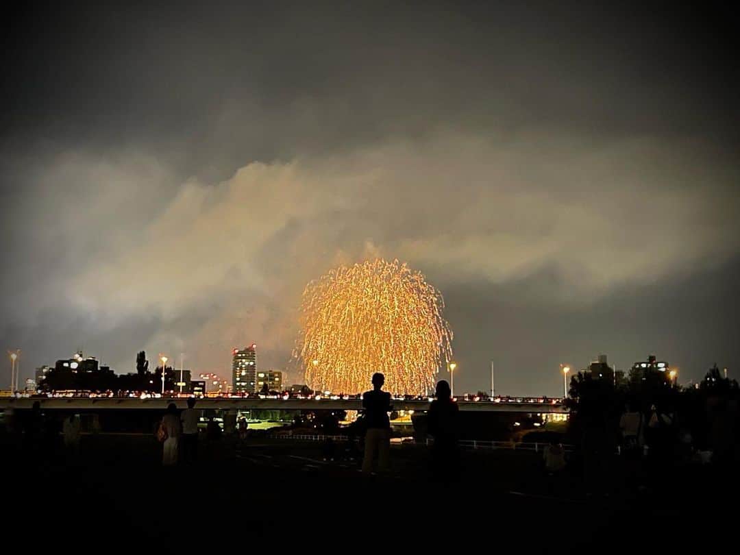 河野真也のインスタグラム：「ちょっと遠くから、豊平川花火大会を見てきました。  息子が携帯貸してと言うので貸したら、この１枚目の写真が撮られてた。  いい写真を撮る！  遠いところからズームもしてるから粗いけど、水平もしっかり。  何より、花火だけじゃなくて、見ている人も含めて花火大会だなと感じさせてくれるところが大好き^_^  #北海道 #札幌 #豊平川花火大会  #北海道愛がとまらない #息子愛がとまらない これだけ書くとメチャクチャ怒るので #娘愛もとまらない」