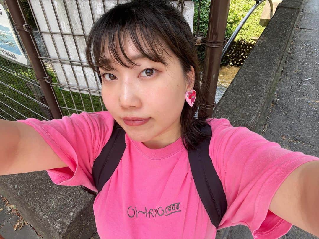 山井祥子のインスタグラム：「かわいいTシャツを買いました。 『おはよう』って刺繍もイイし、バックプリントもイケています。 まつげパーマしたてなので目元パチパチです！元気が出るわ！  #Tシャツ #ピンク」