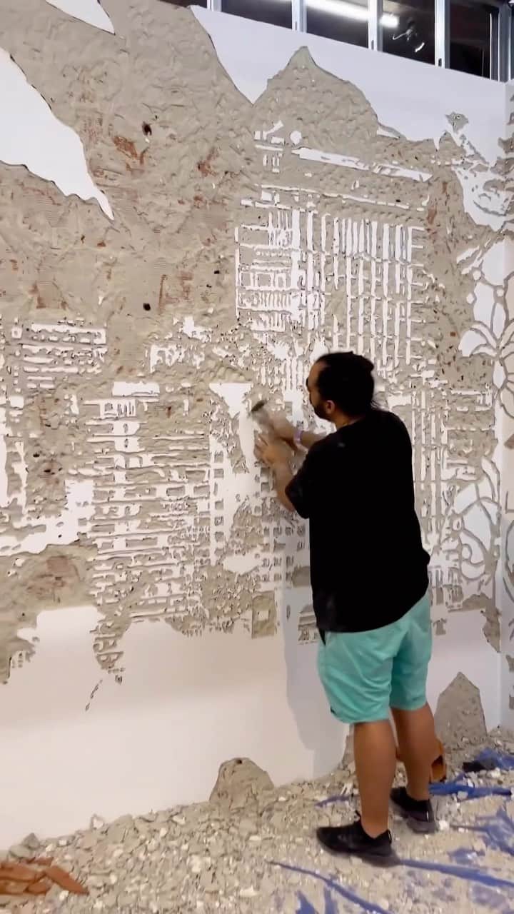 StreetArtGlobeのインスタグラム：「We watch @vhils at work in preparation for his latest piece for an exhibition in Lisbon 🤯🔨」