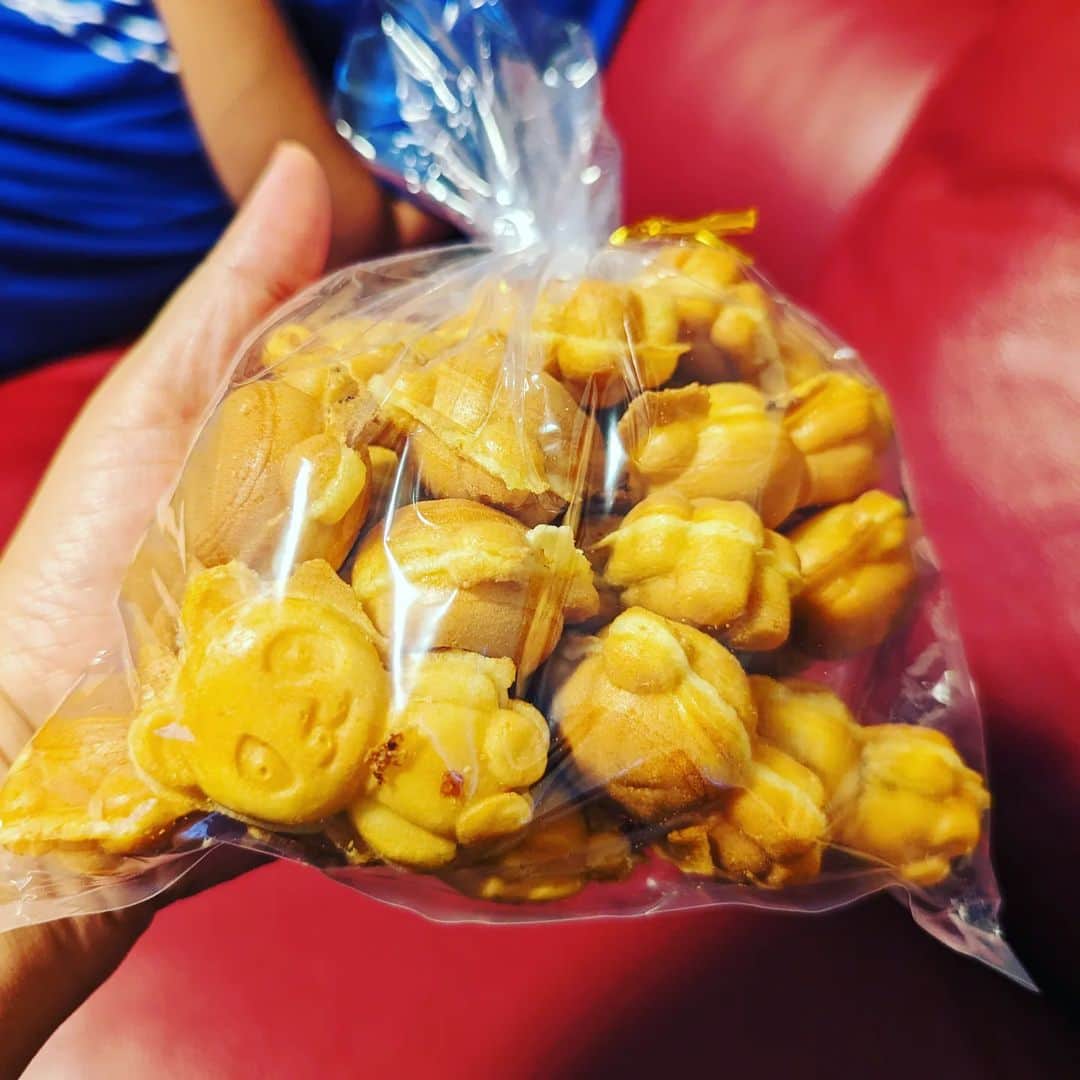 島田佳奈のインスタグラム：「パンダ焼。催事で売ってたからお土産に。ちっこくてかわいくて美味しい♡」